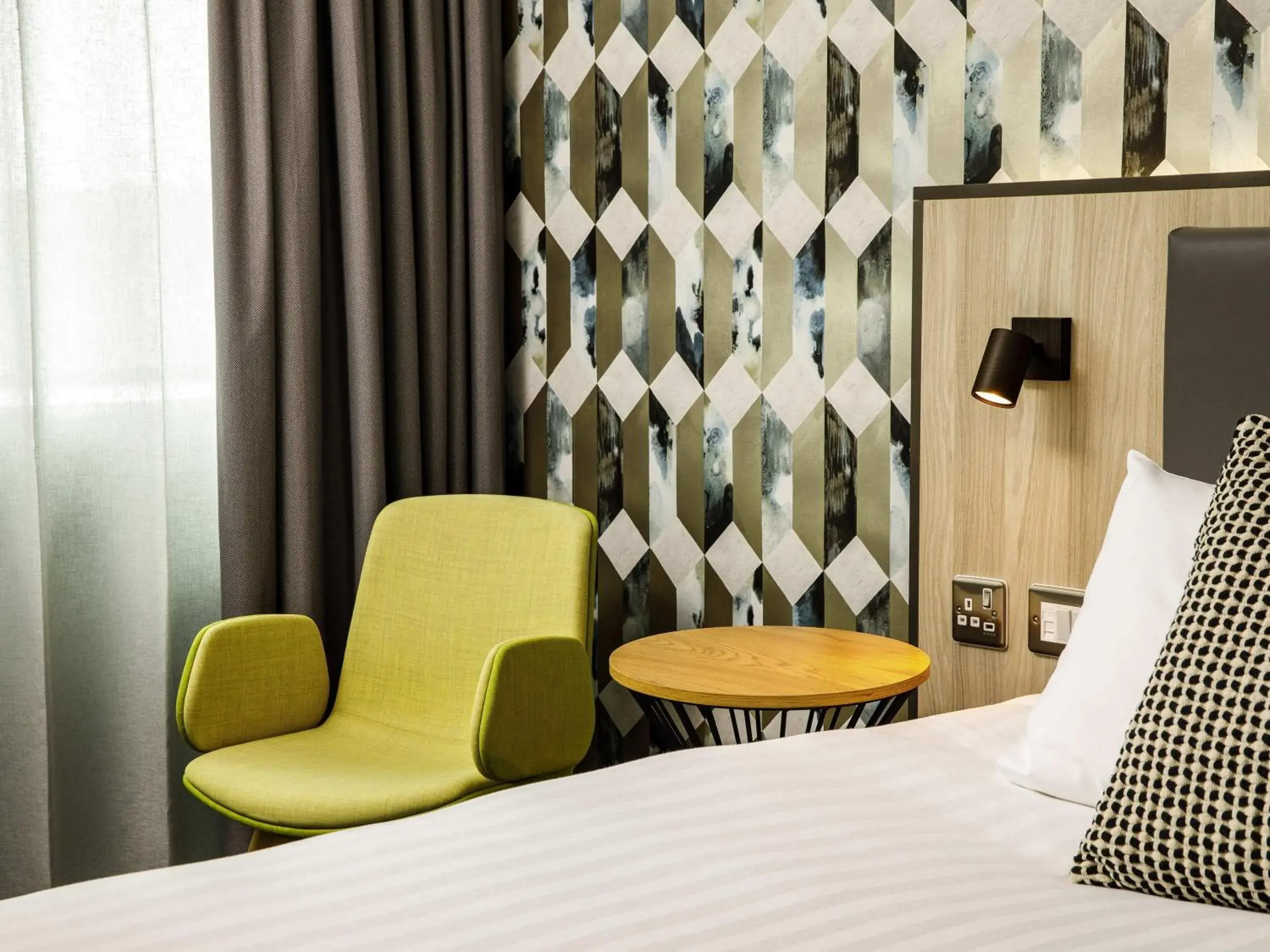 Bedroom, Bed in Mercure Newport Bedroom, Bed in Mercure Newport