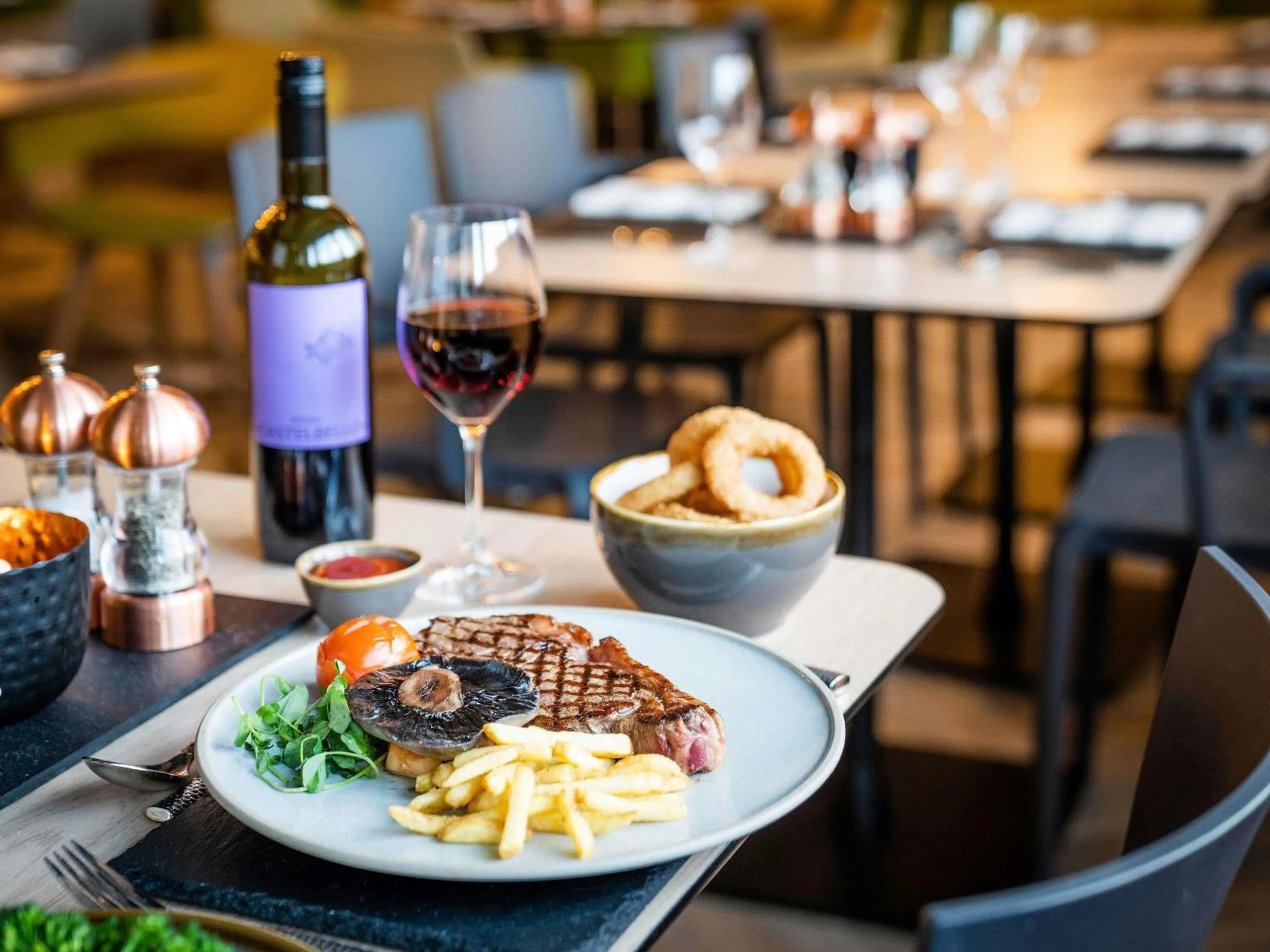 Restaurant/places to eat in Mercure Newport