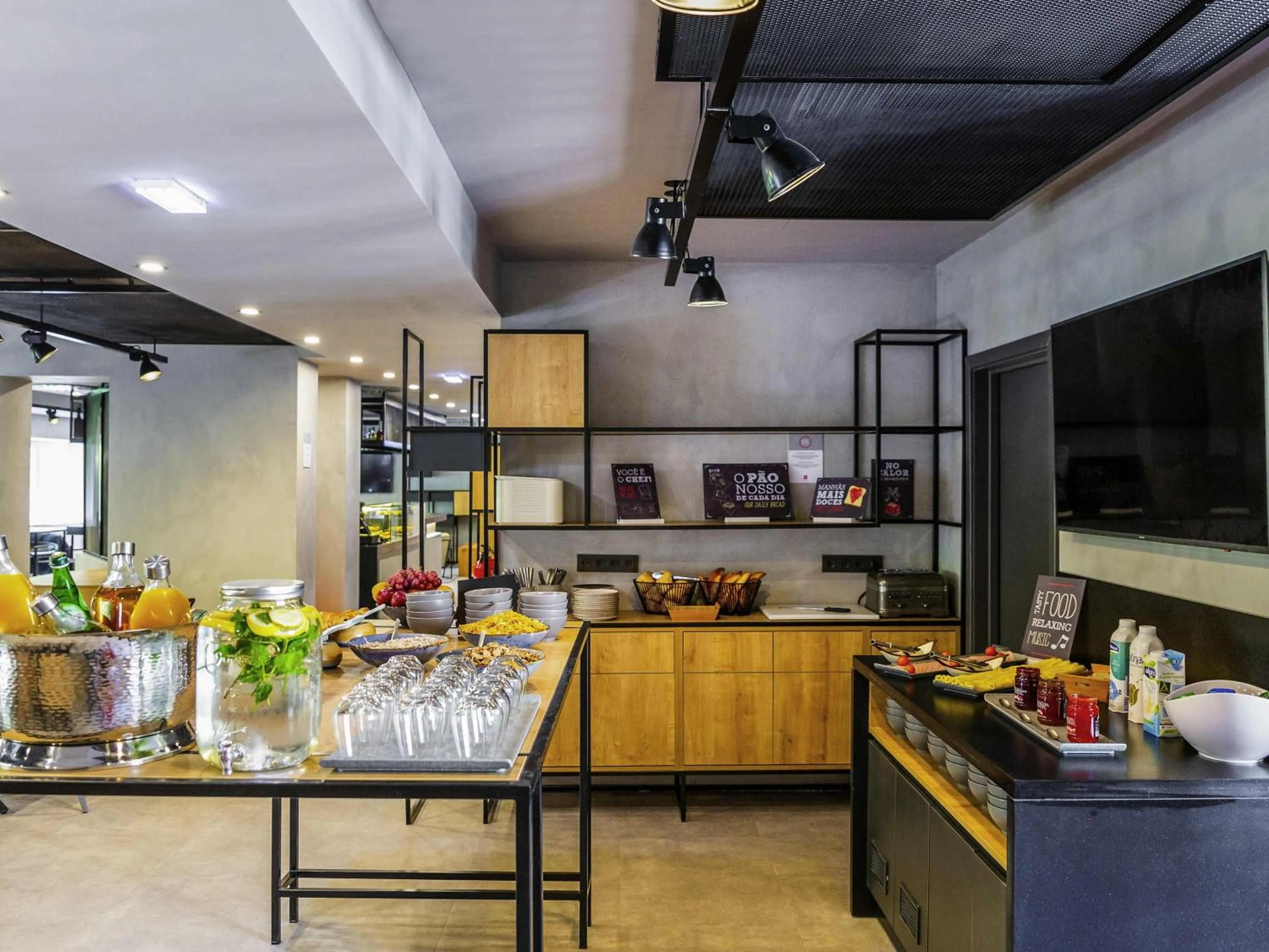 Restaurant/places to eat in ibis Porto Centro Mercado Bolhao