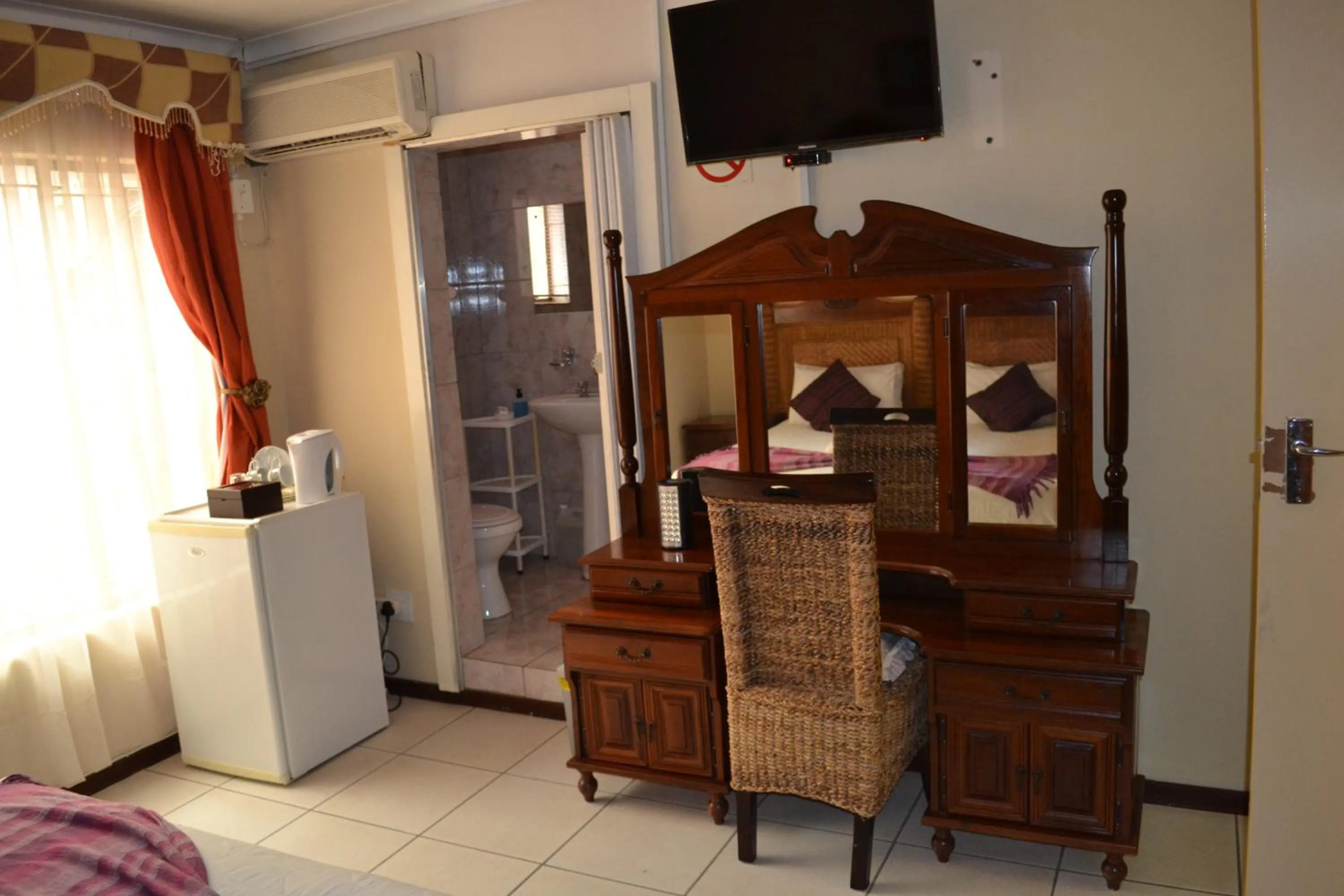 TV and multimedia, Bed in Kamogelo Guest House