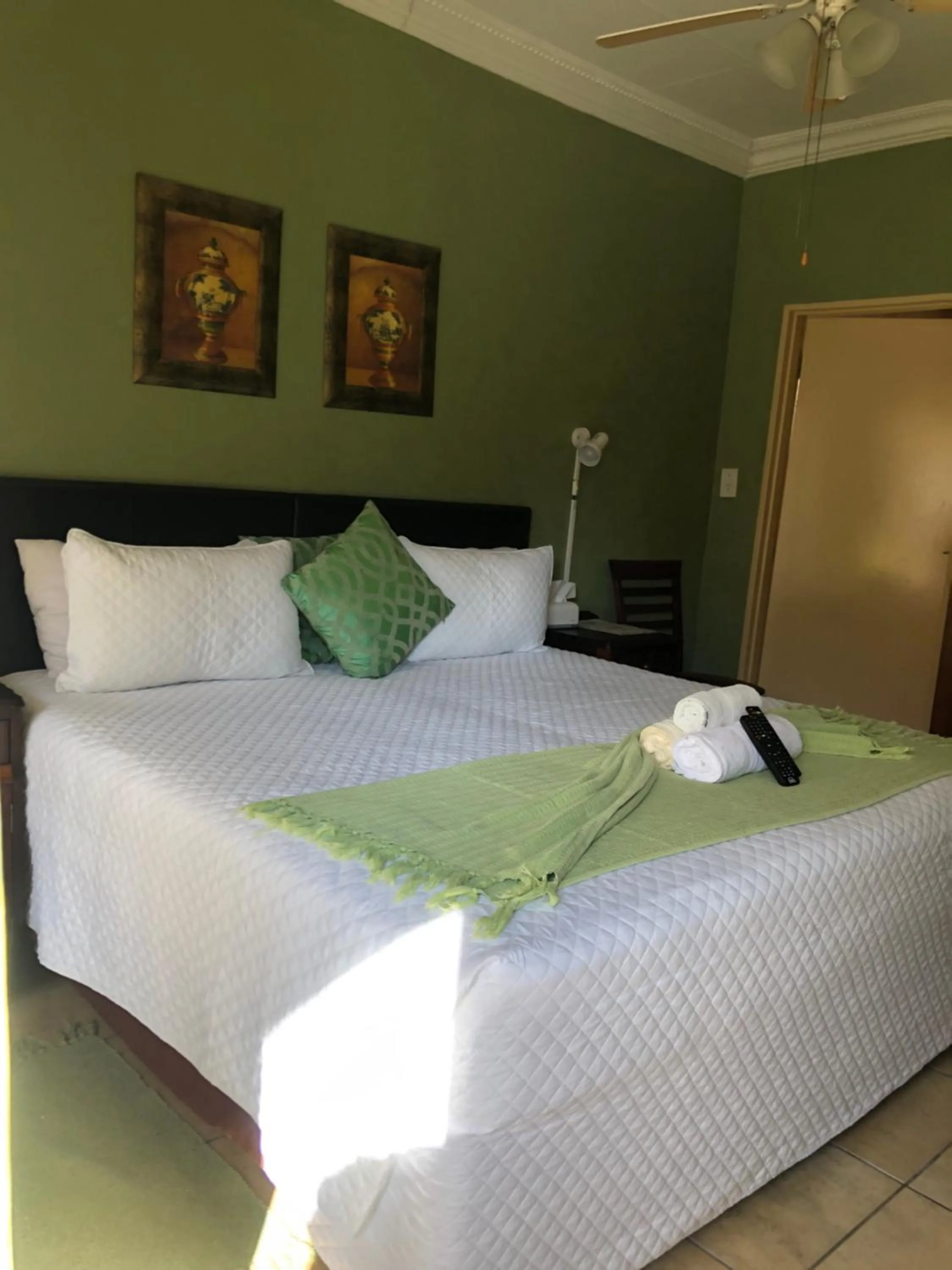 Bed in Kamogelo Guest House