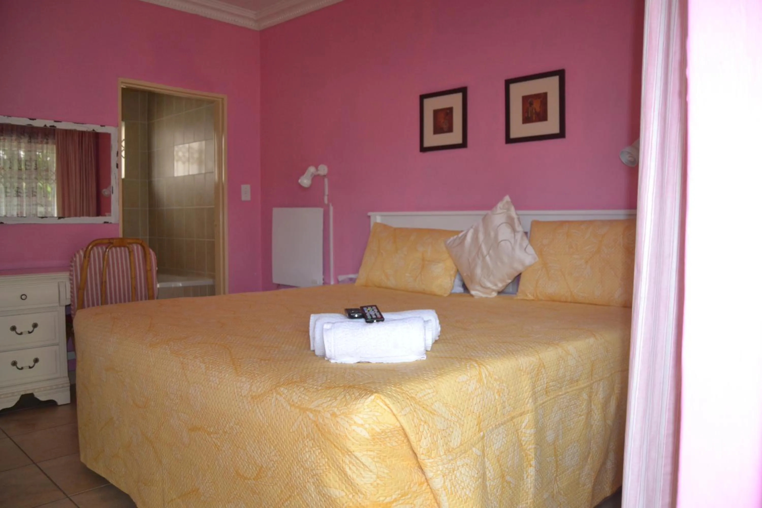 Bed in Kamogelo Guest House
