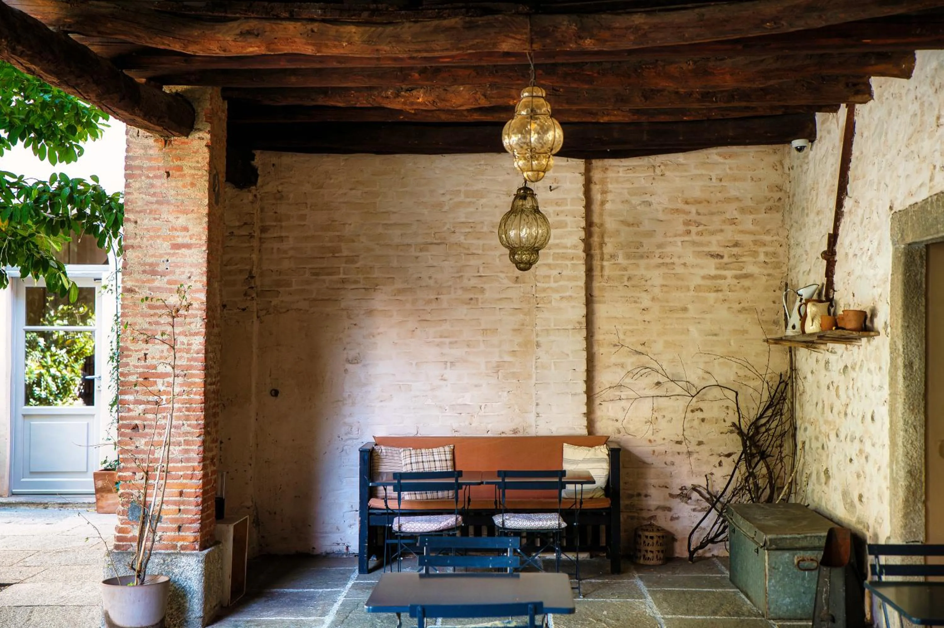 Restaurant/places to eat in Dandelion Como Suites & Park