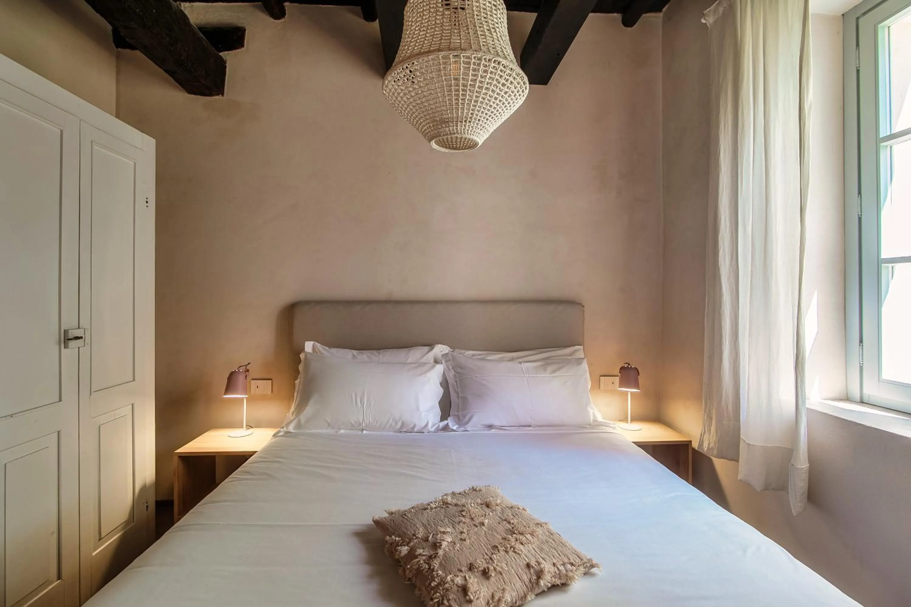 Bedroom, Bed in Dandelion Como Suites & Park