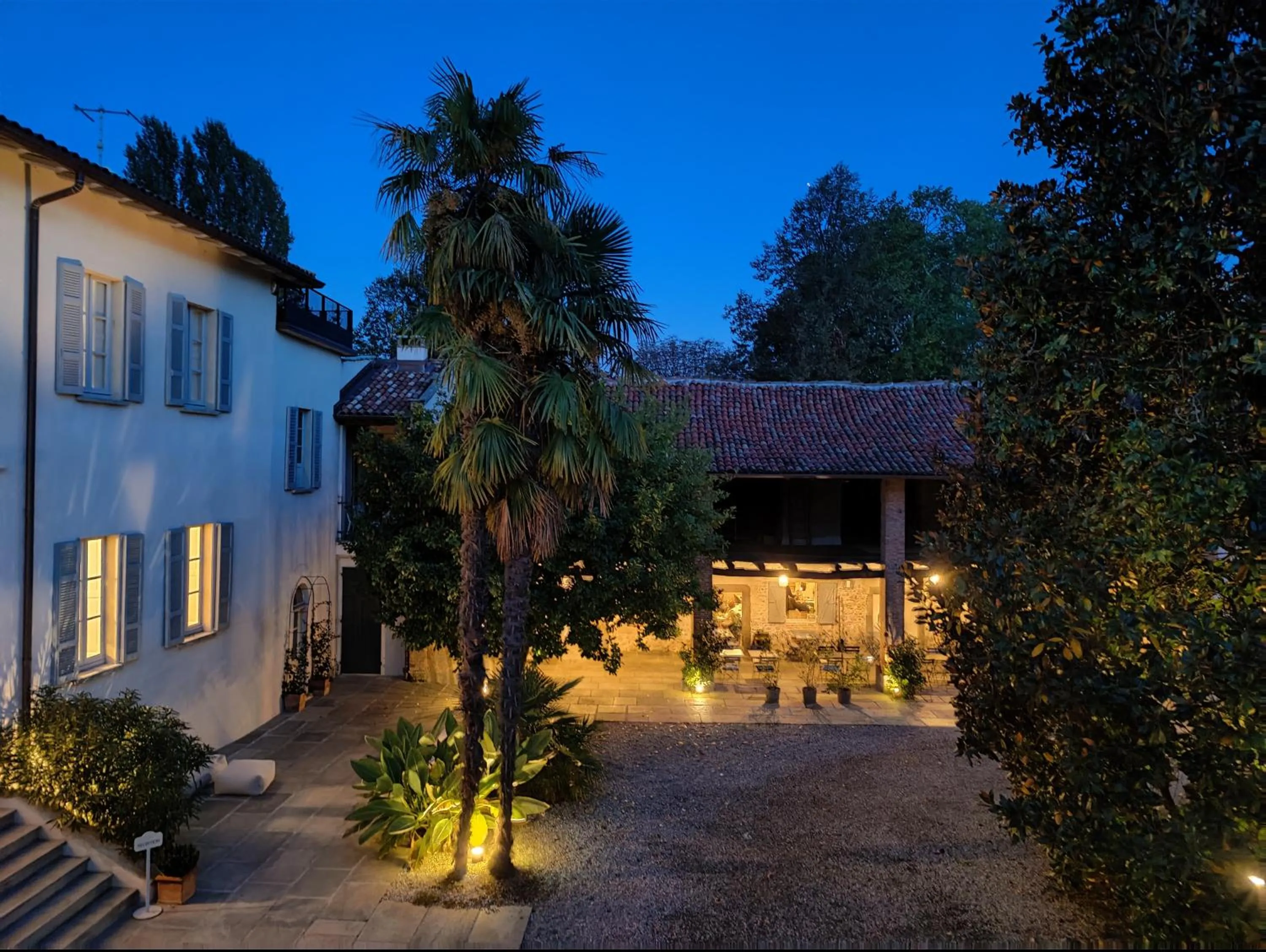 Restaurant/places to eat in Dandelion Como Suites & Park