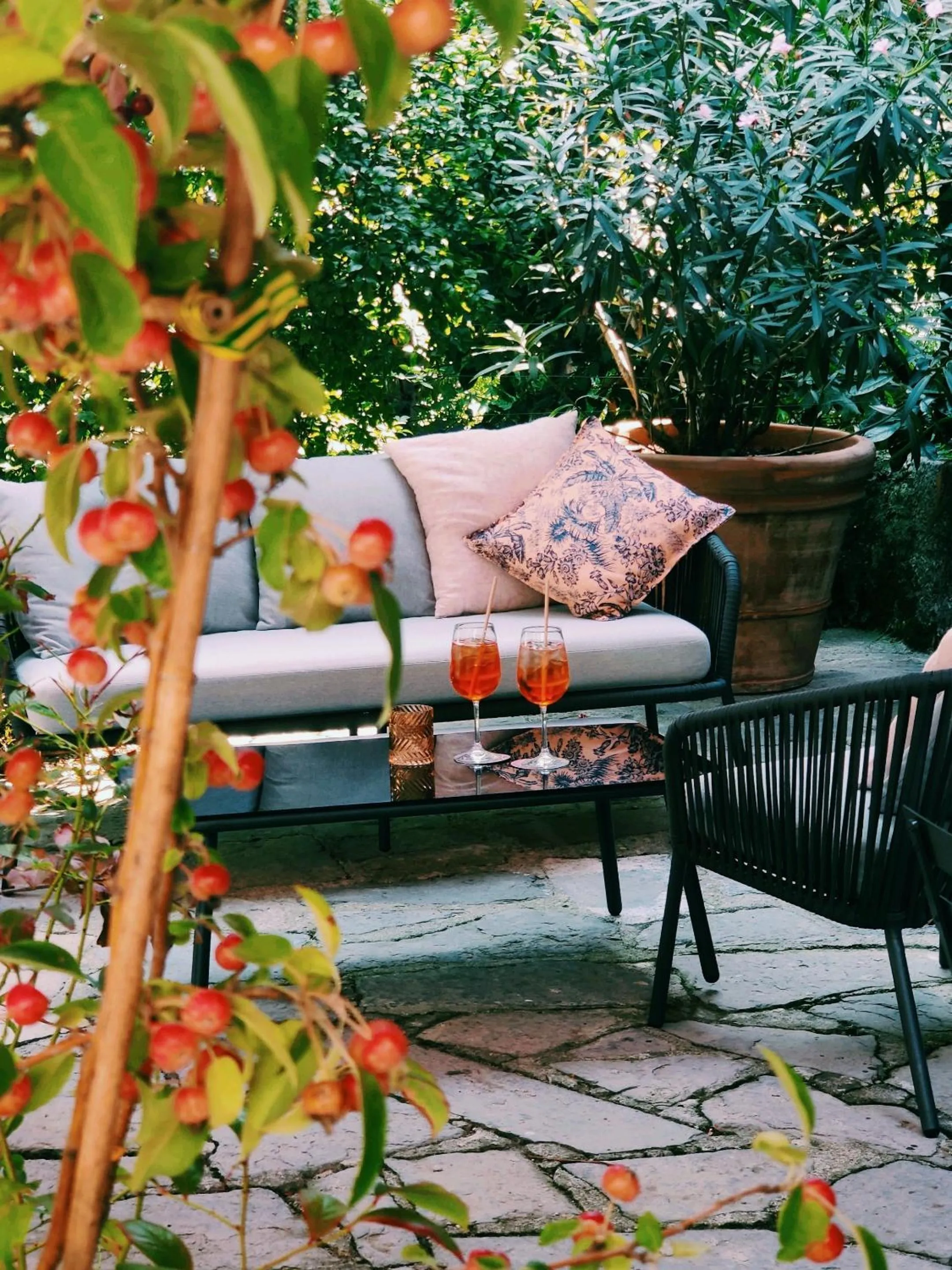 Restaurant/places to eat in Dandelion Como Suites & Park