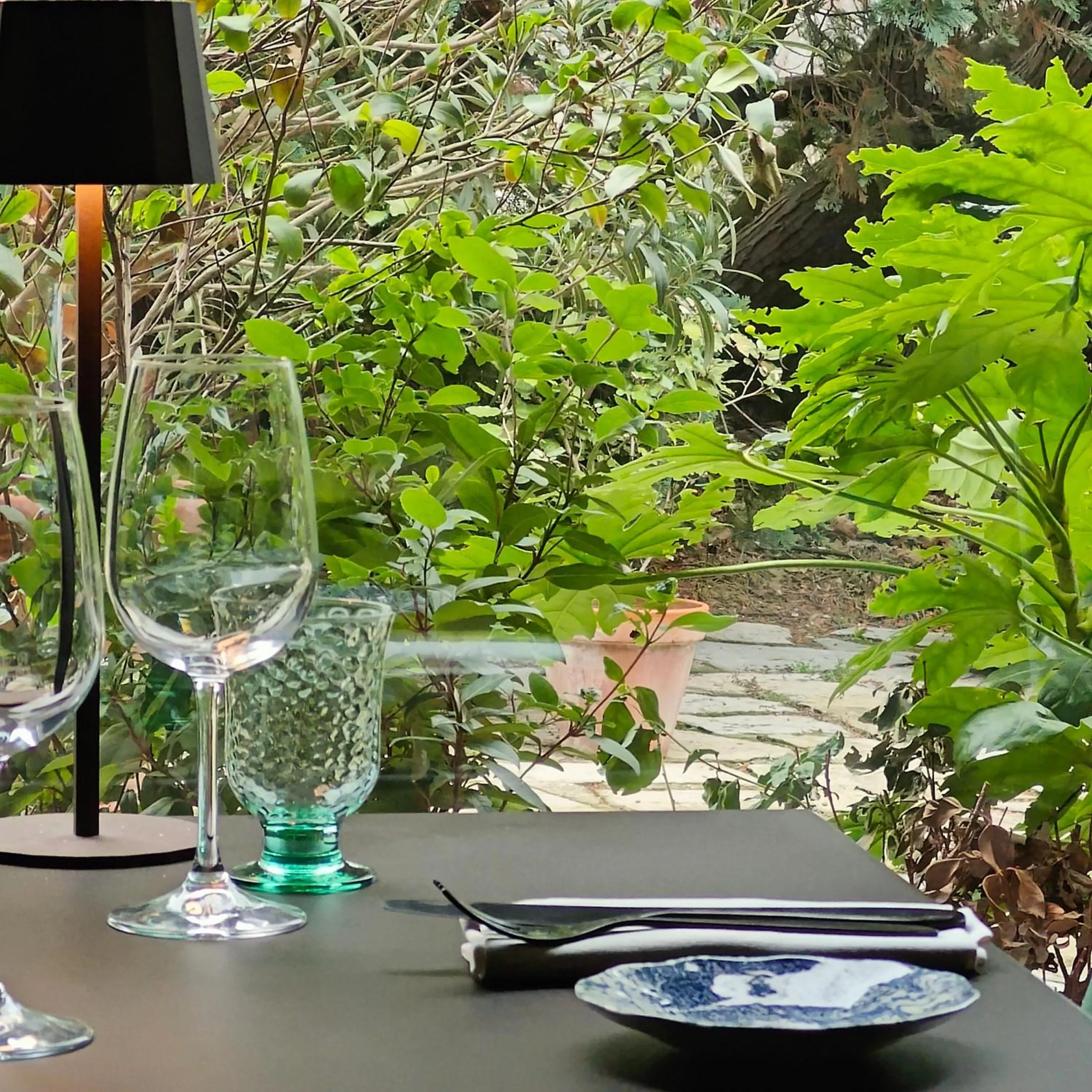 Restaurant/places to eat in Dandelion Como Suites & Park