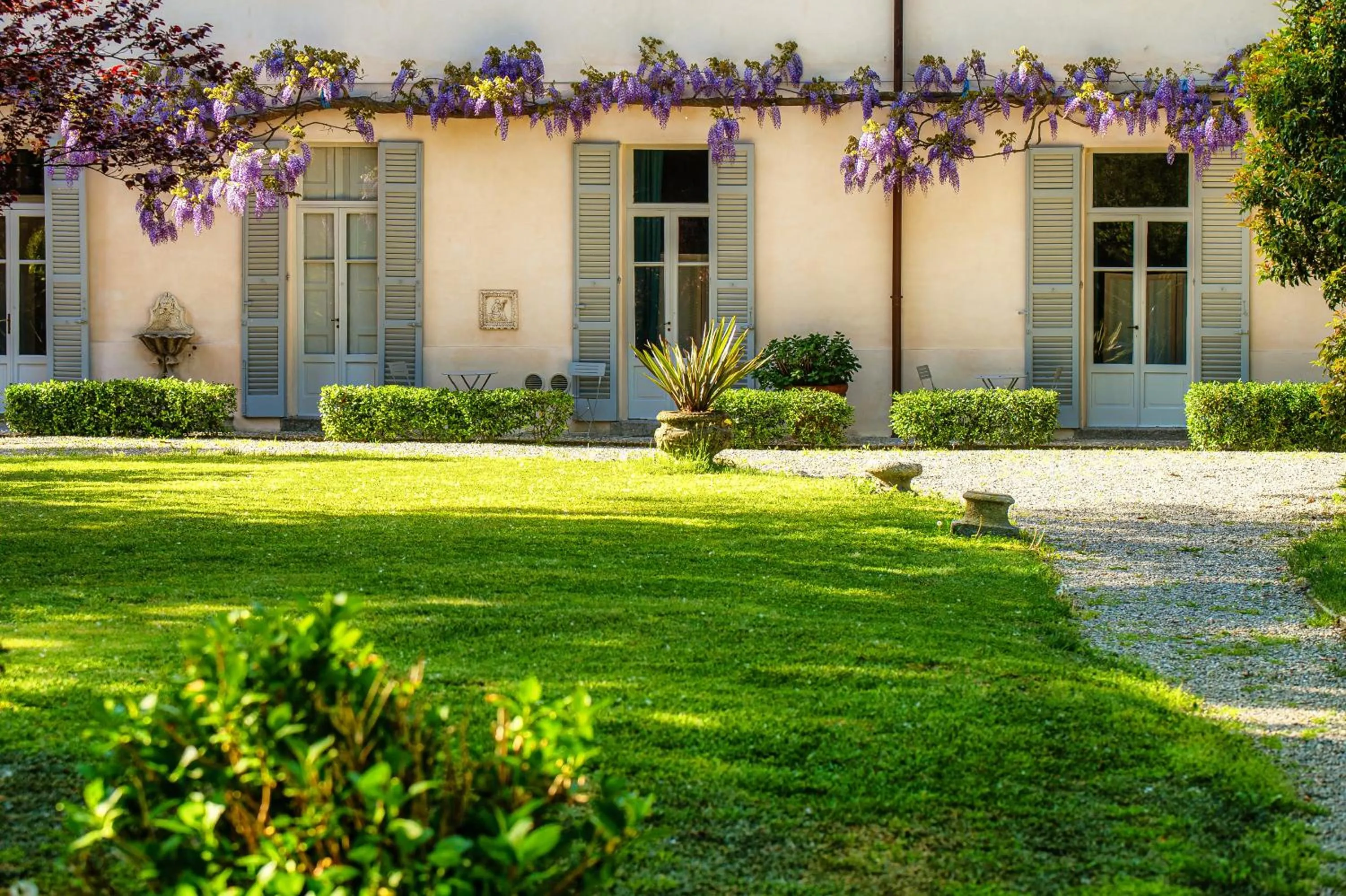 Property building in Dandelion Como Suites & Park