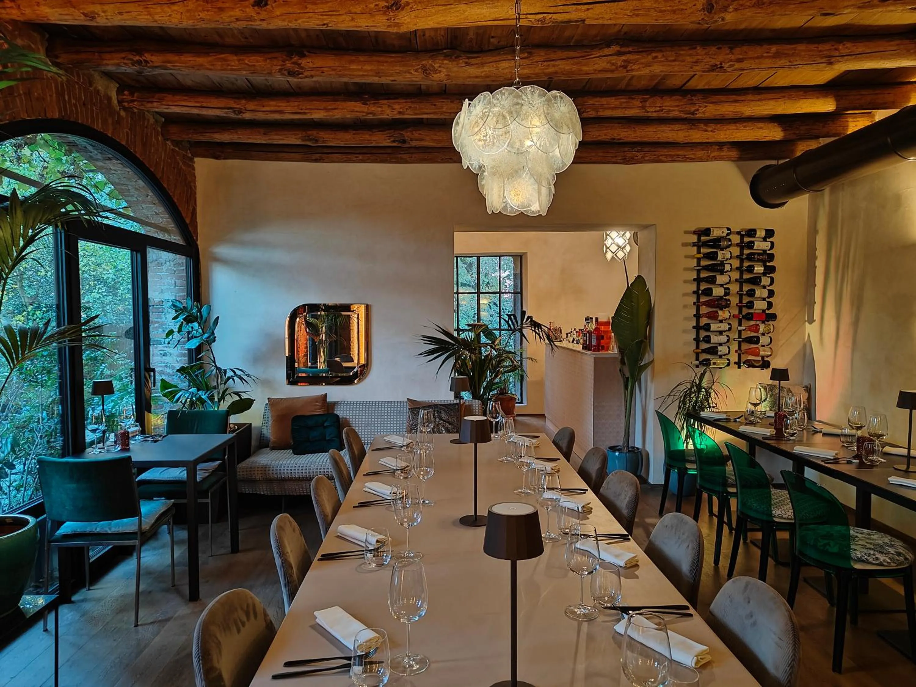 Restaurant/places to eat in Dandelion Como Suites & Park