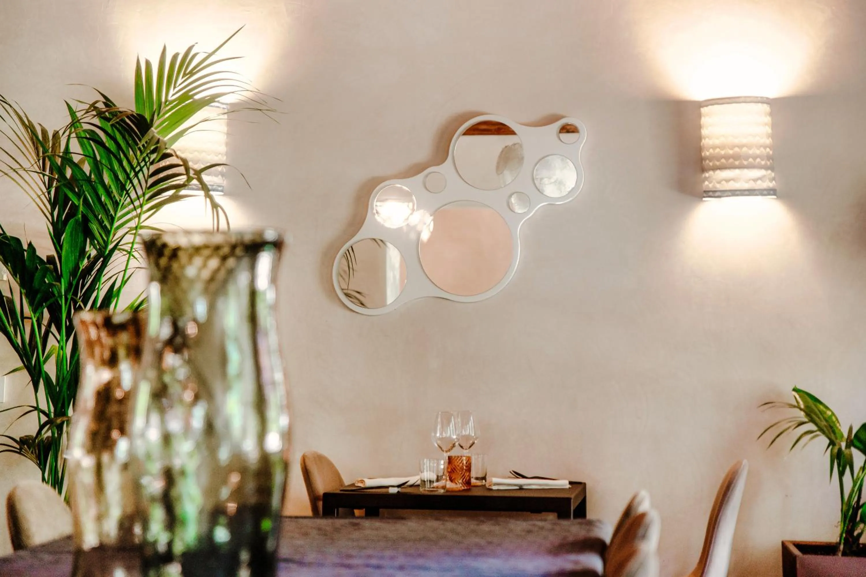 Restaurant/places to eat in Dandelion Como Suites & Park