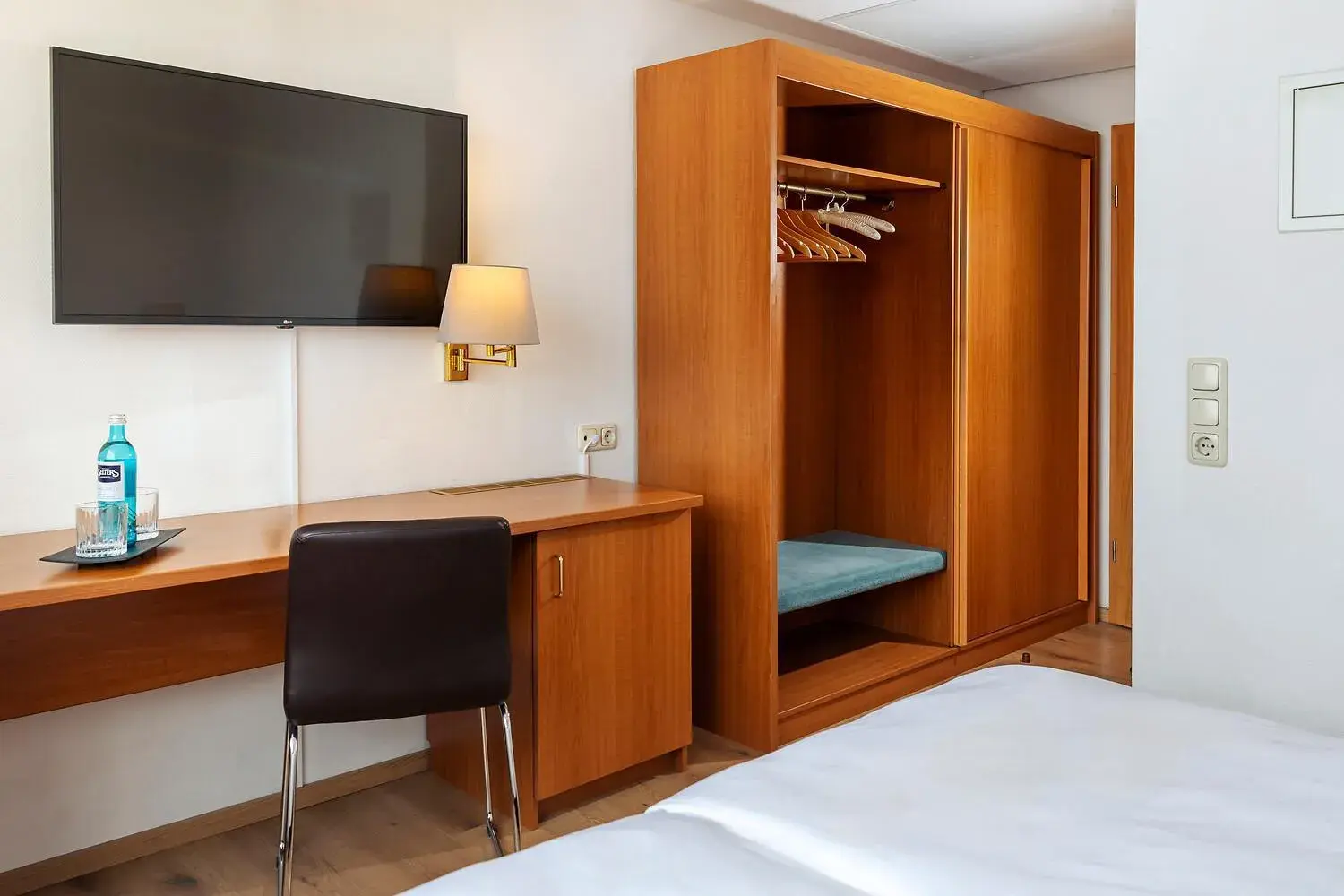wardrobe, Bed in ACHAT Hotel Frankfurt Maintal wardrobe, Bed in ACHAT Hotel Frankfurt Maintal