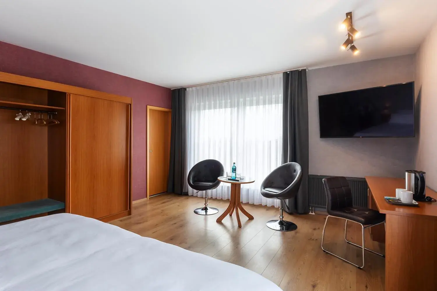 TV and multimedia, Bed in ACHAT Hotel Frankfurt Maintal TV and multimedia, Bed in ACHAT Hotel Frankfurt Maintal