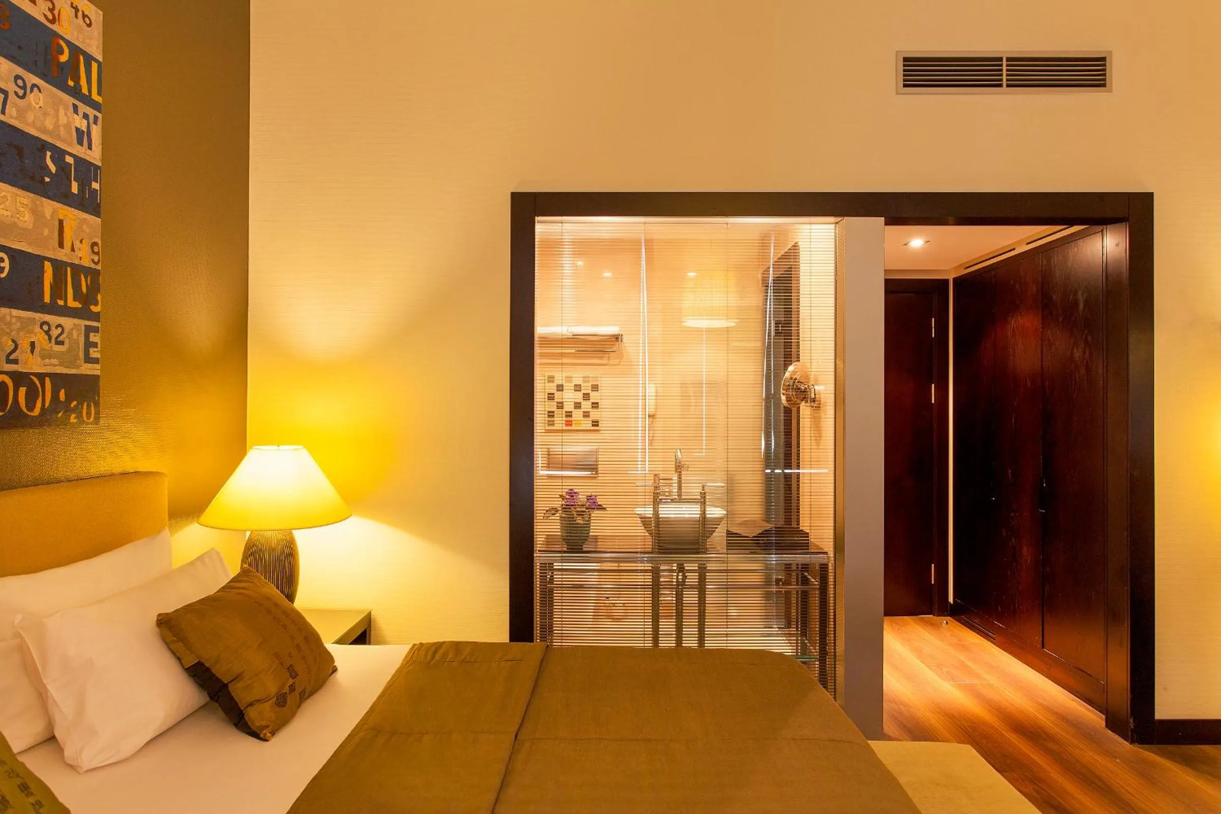 Photo of the whole room, Bed in Quentin Design Hotel Berlin