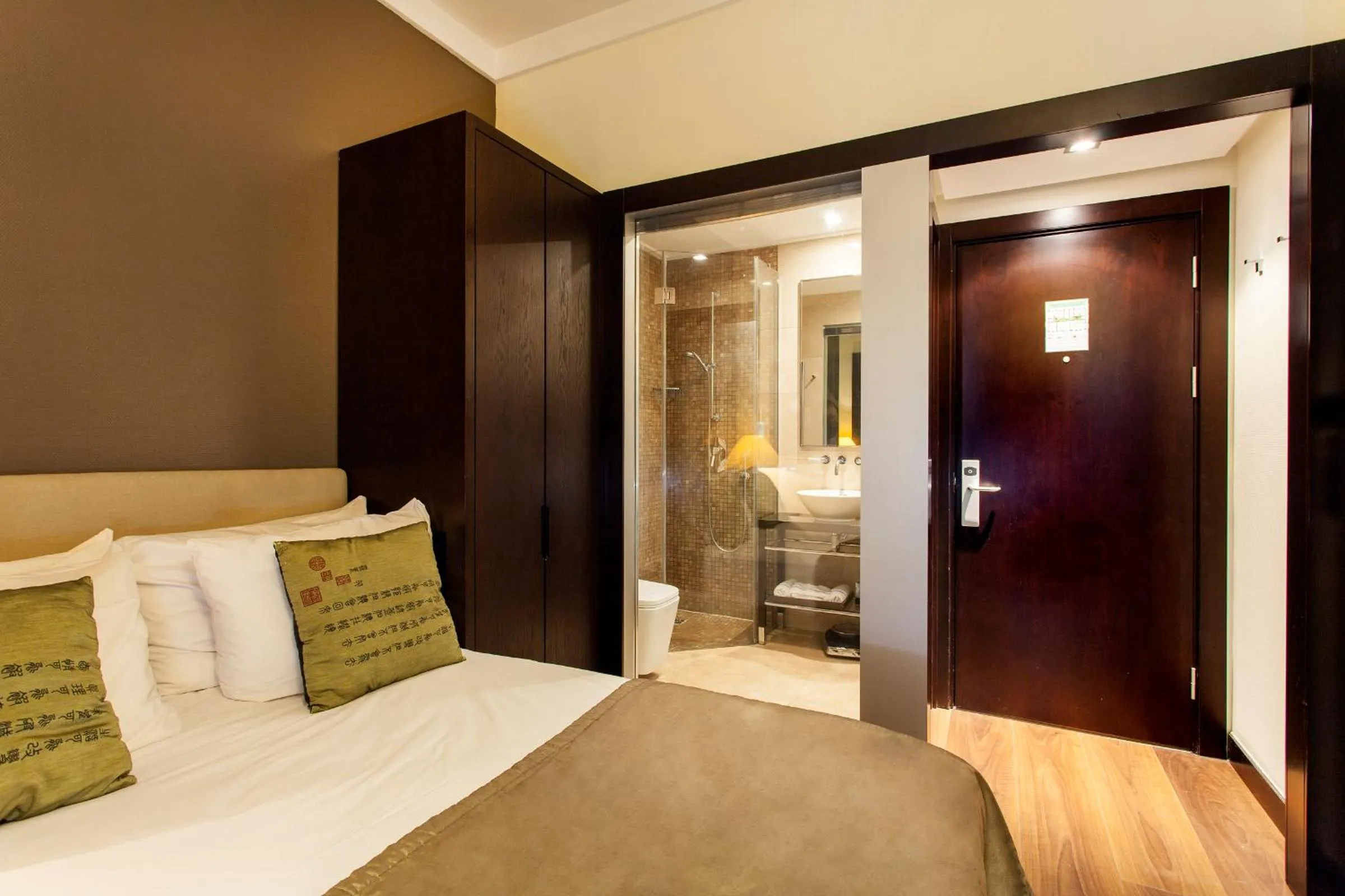 Photo of the whole room, Bed in Quentin Design Hotel Berlin