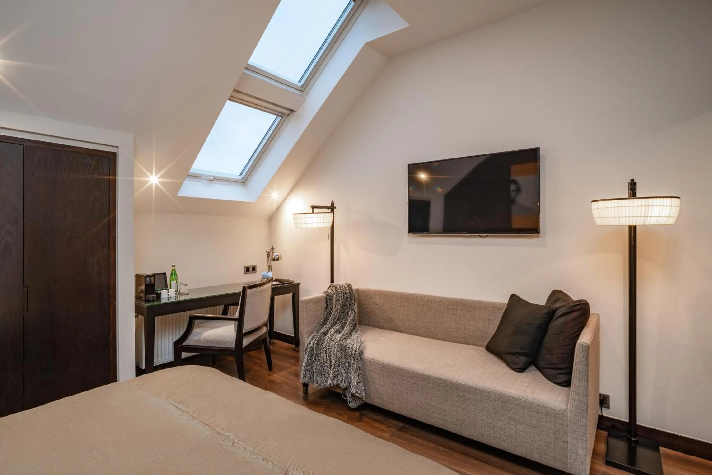 Seating area, Bed in Quentin Design Hotel Berlin