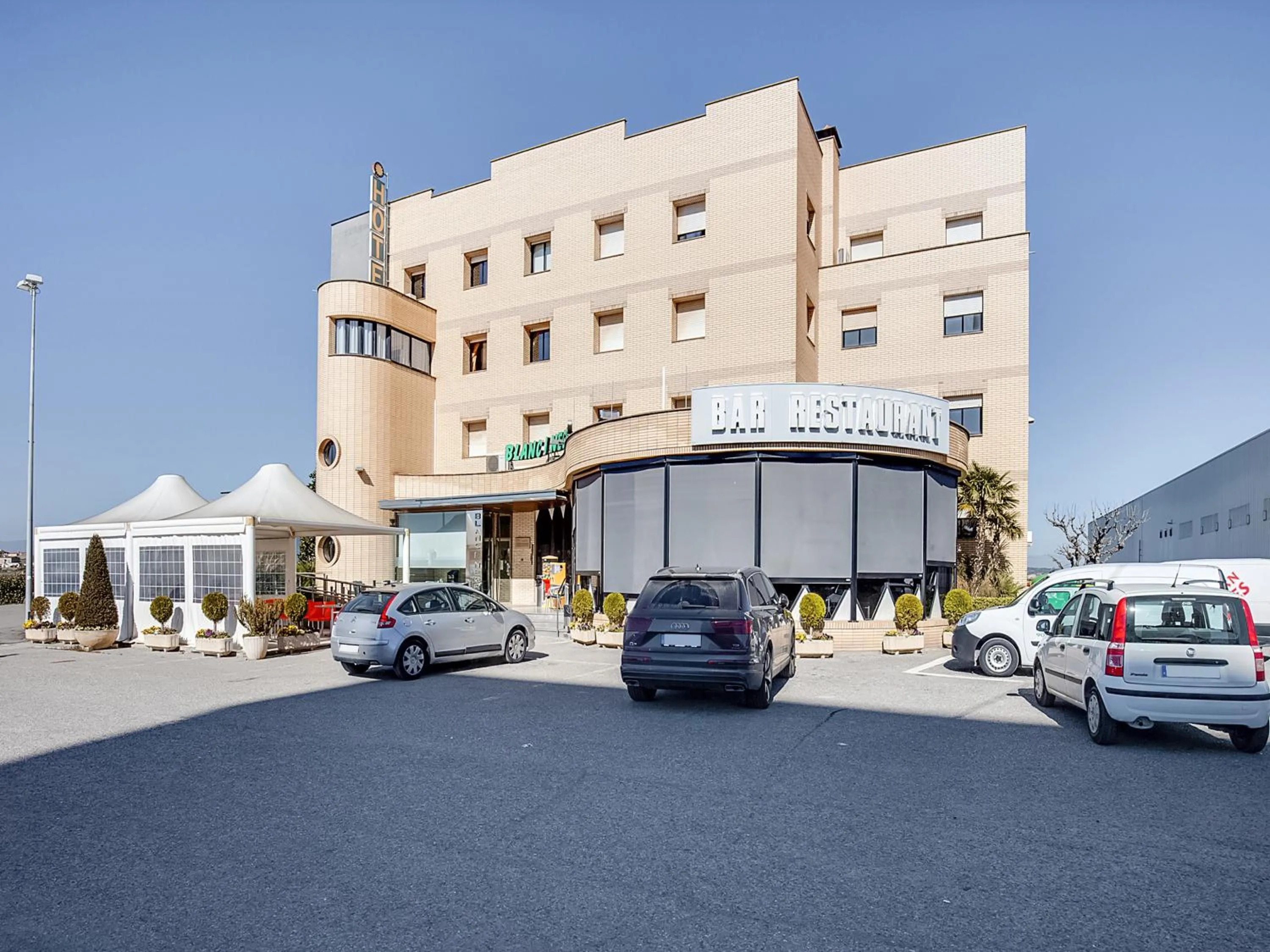 Facade/entrance in Hotel Restaurante Blanc I Negre 2