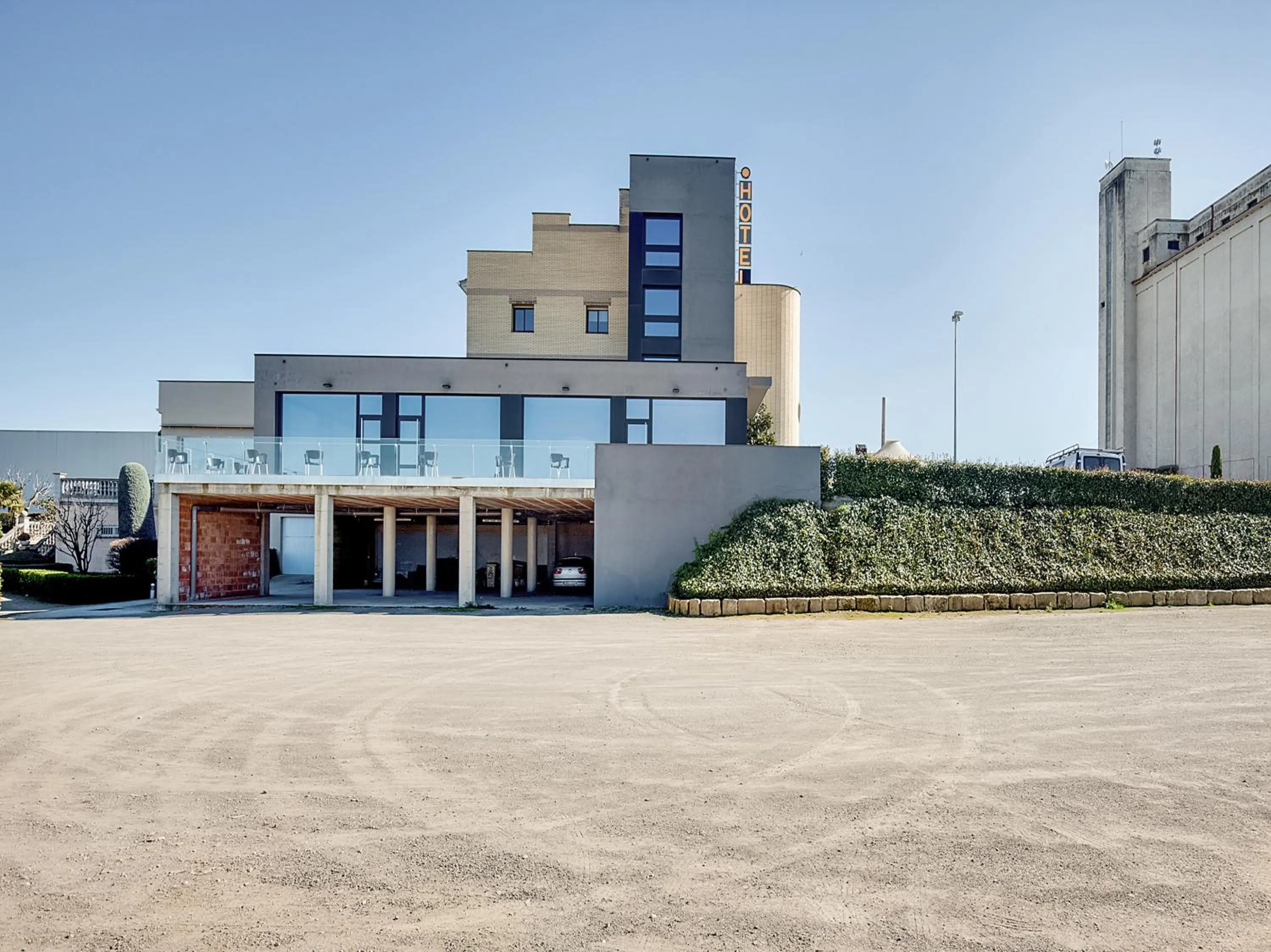 Facade/entrance in Hotel Restaurante Blanc I Negre 2