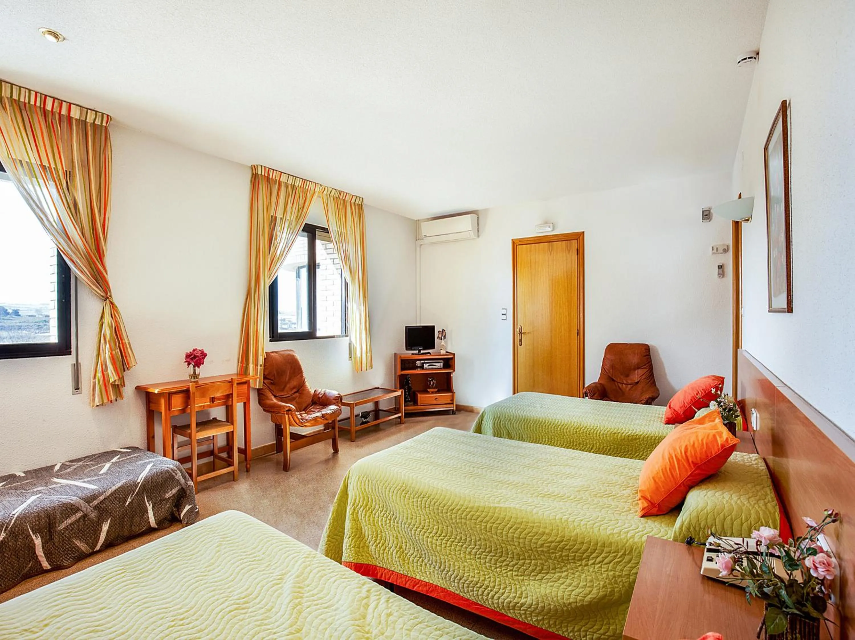 Photo of the whole room, Bed in Hotel Restaurante Blanc I Negre 2