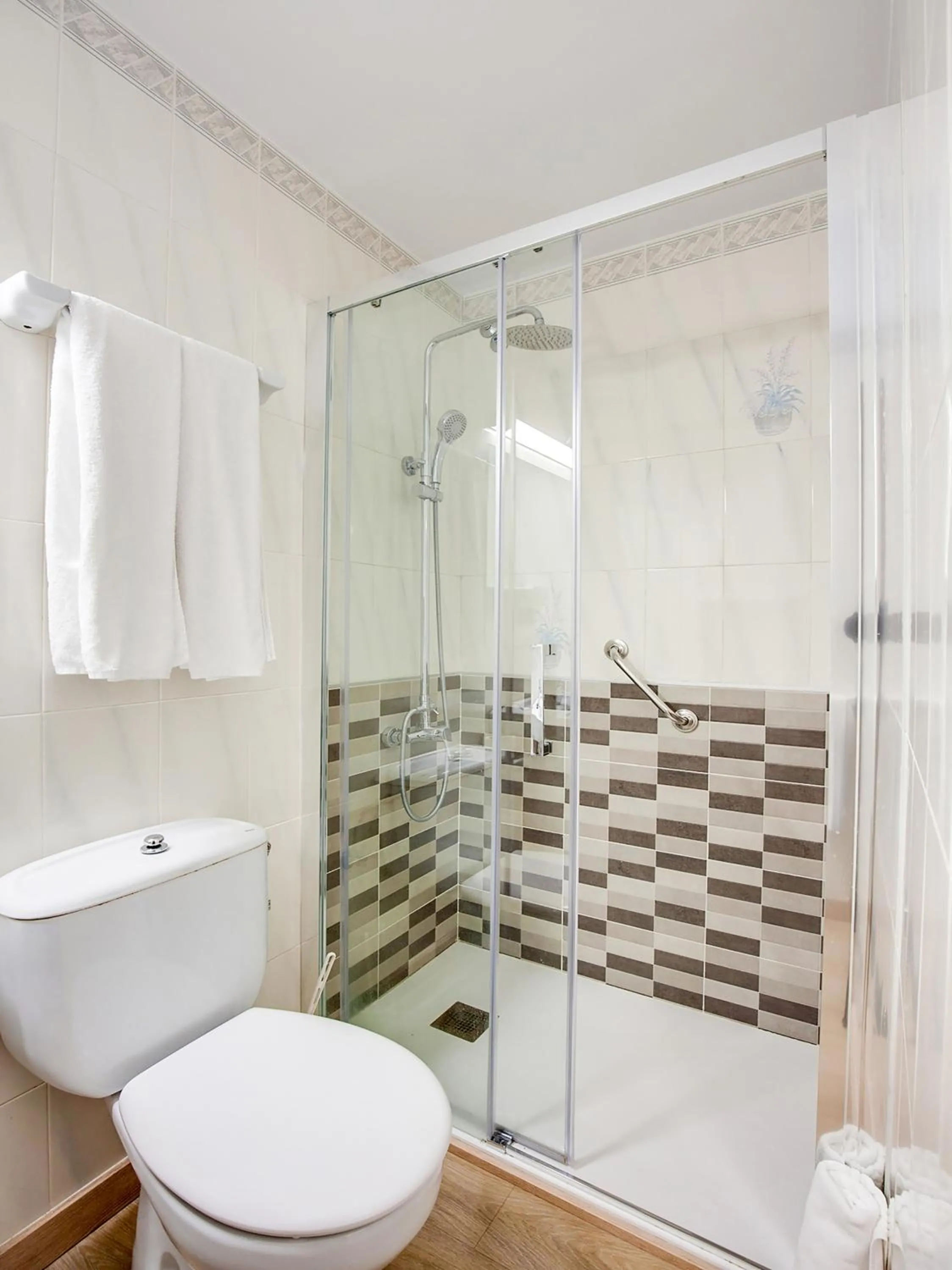 Bathroom in Hotel Restaurante Blanc I Negre 2