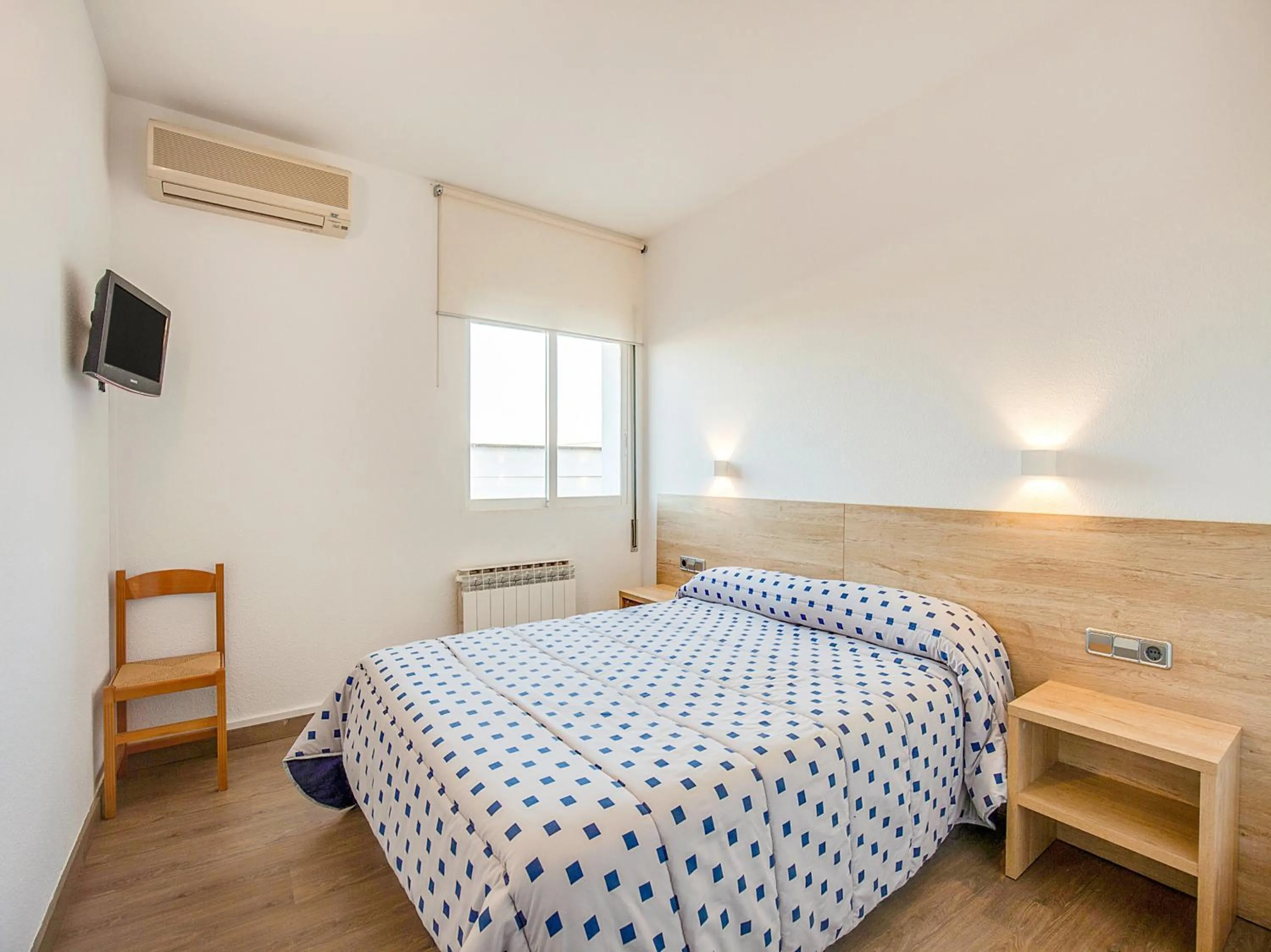 Photo of the whole room, Bed in Hotel Restaurante Blanc I Negre 2