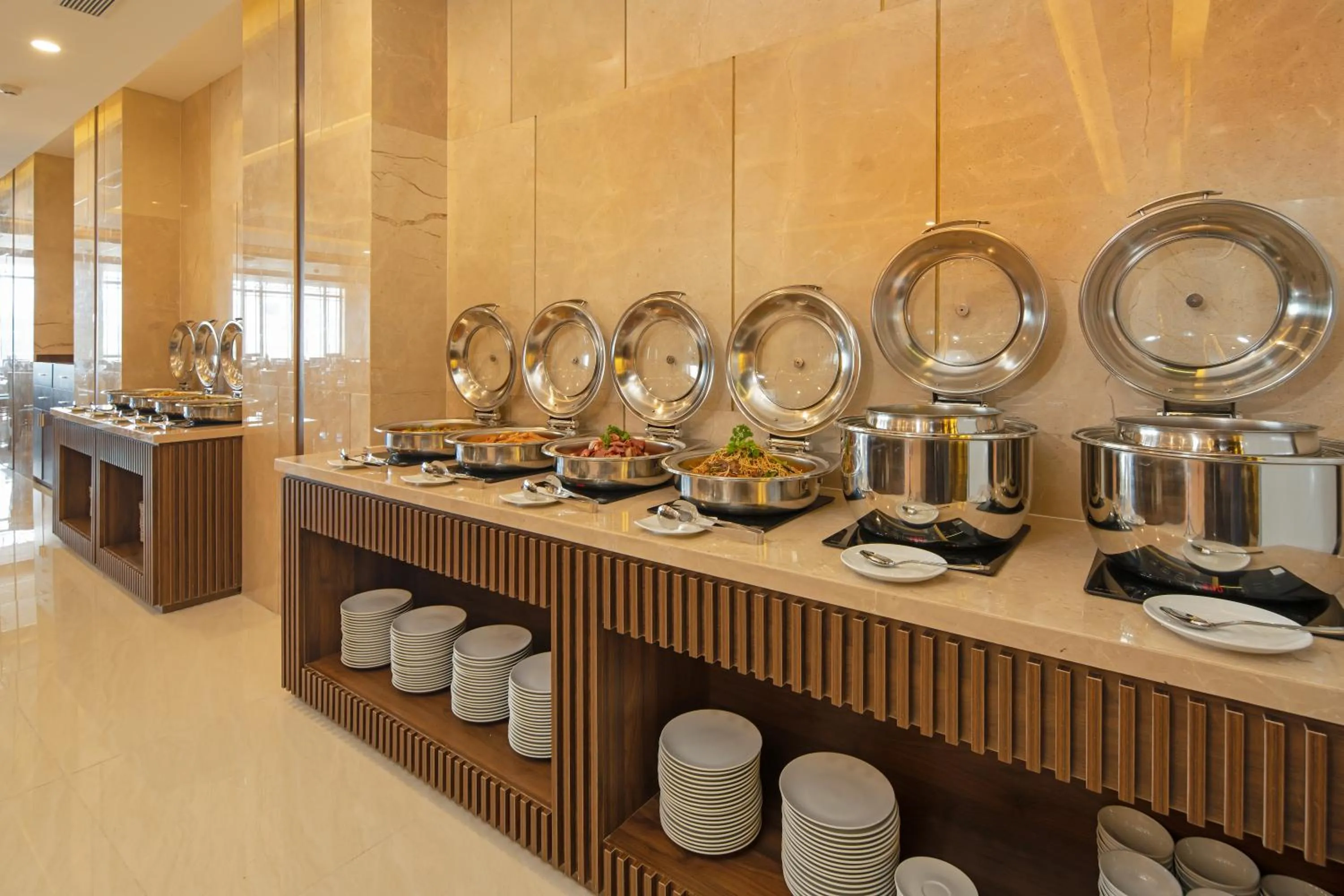 Restaurant/places to eat in Gold Plaza Hotel Da Nang