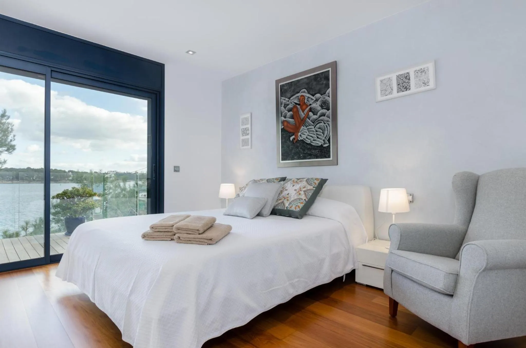 Bedroom, Bed in Ponent