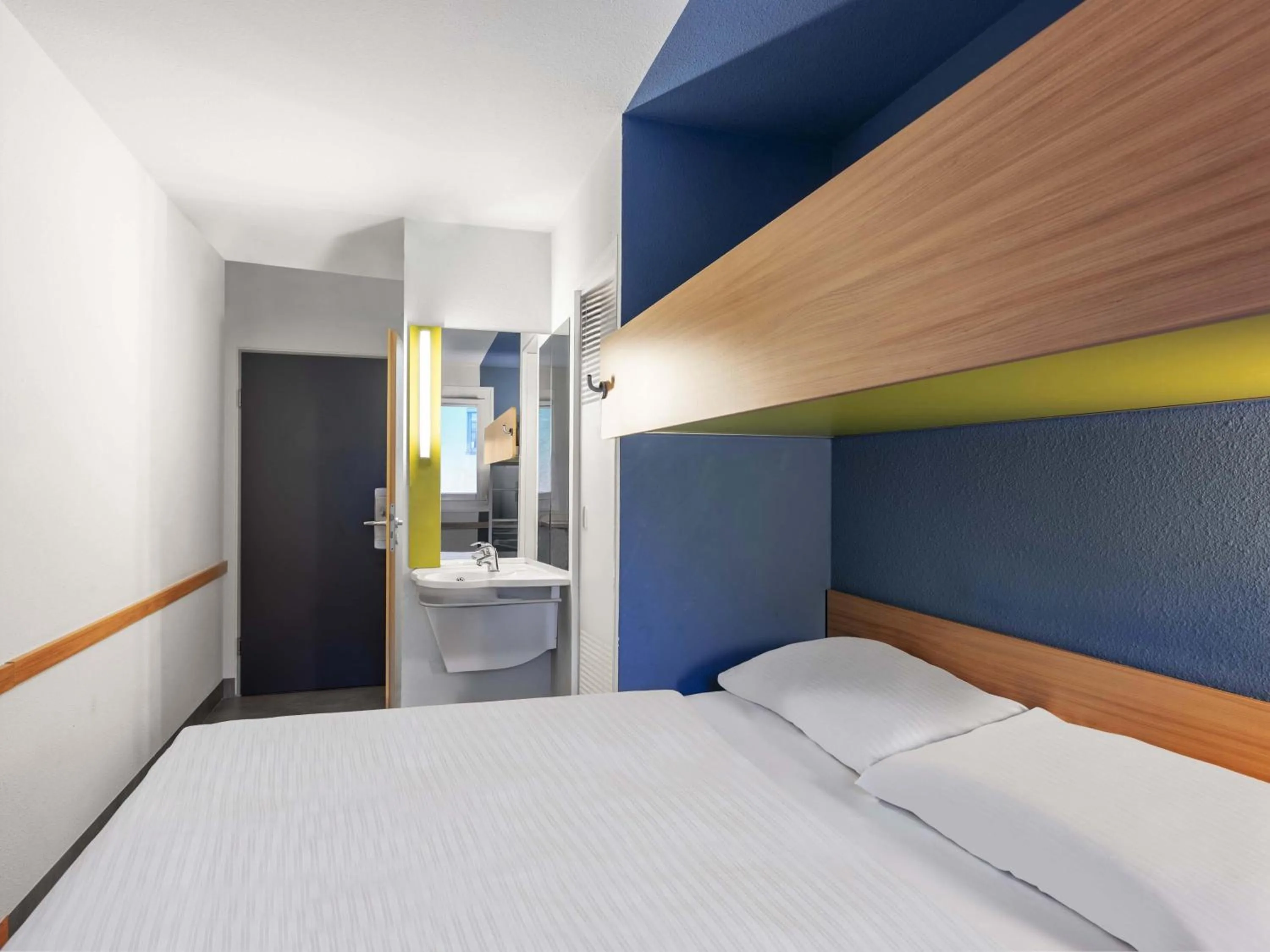 Bed in B&B HOTEL Düsseldorf-Hilden