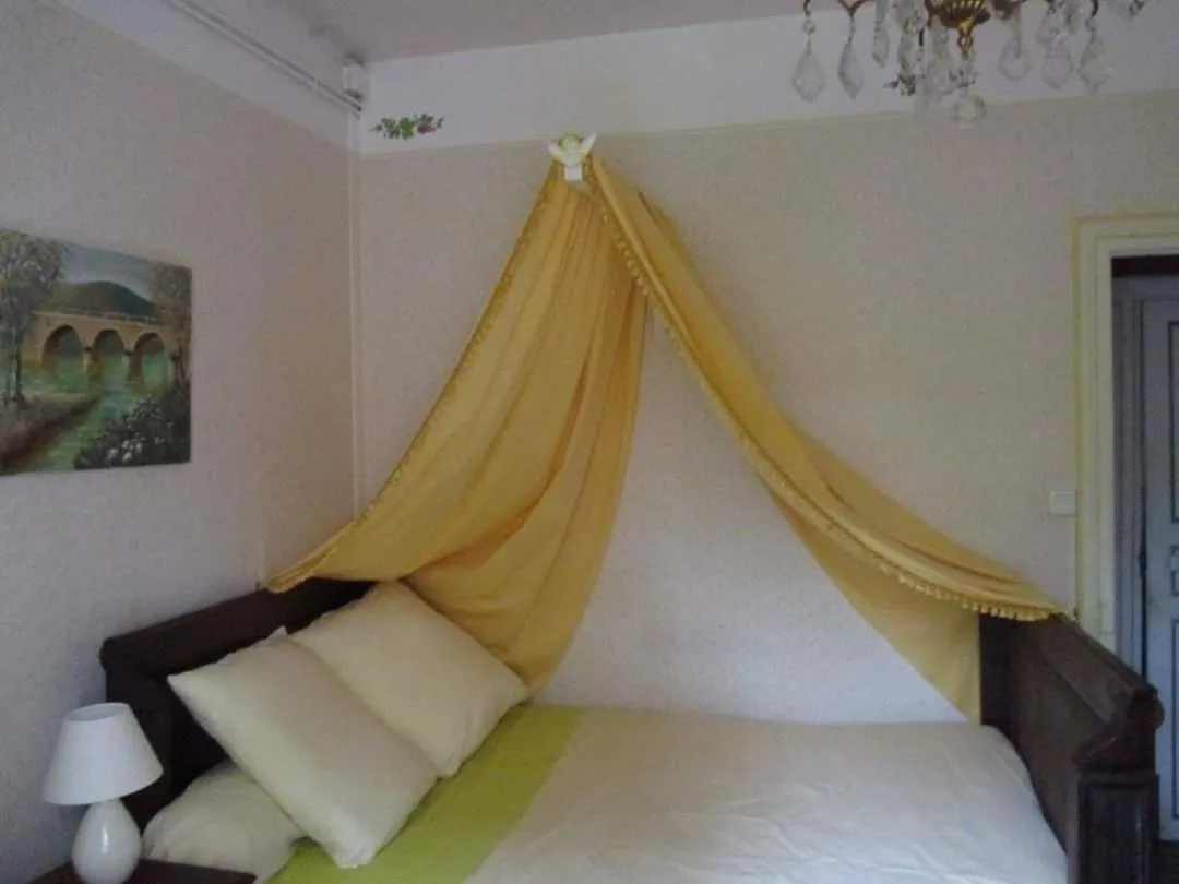 Bed in Propriété Charbaymond
