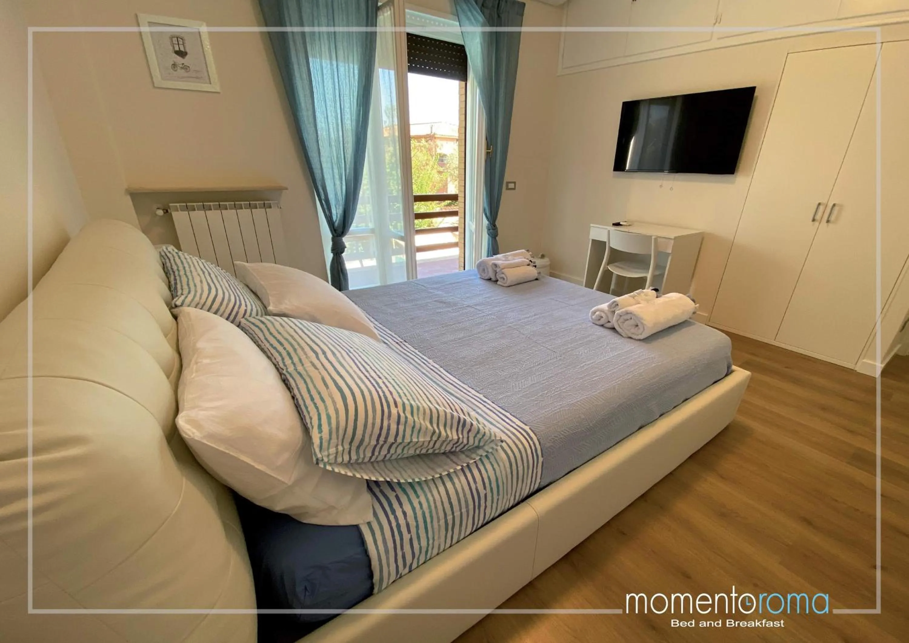 Property building, Bed in Momentoroma b&b
