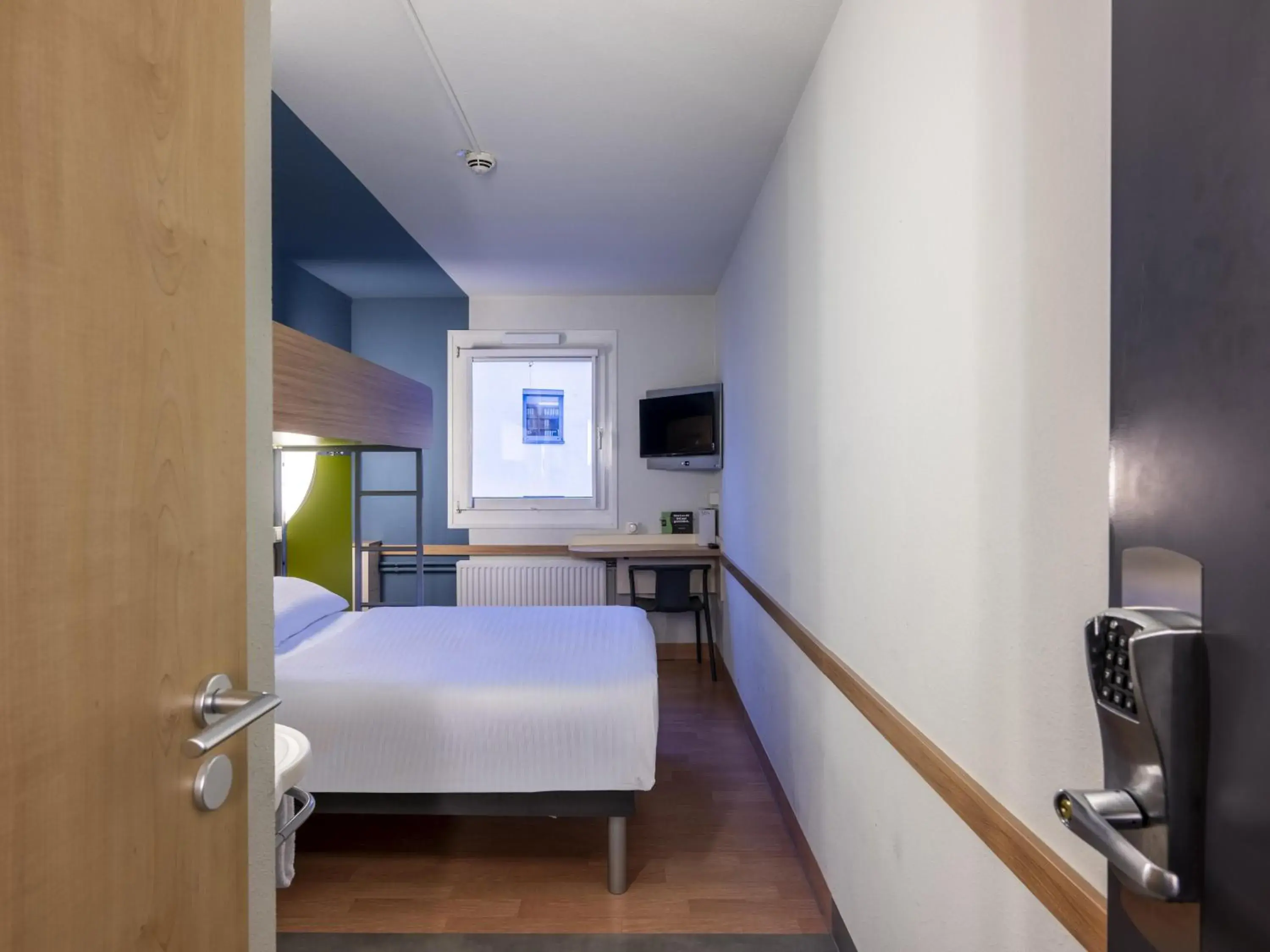 Photo of the whole room, Bed in ibis budget Düsseldorf Airport Photo of the whole room, Bed in ibis budget Düsseldorf Airport