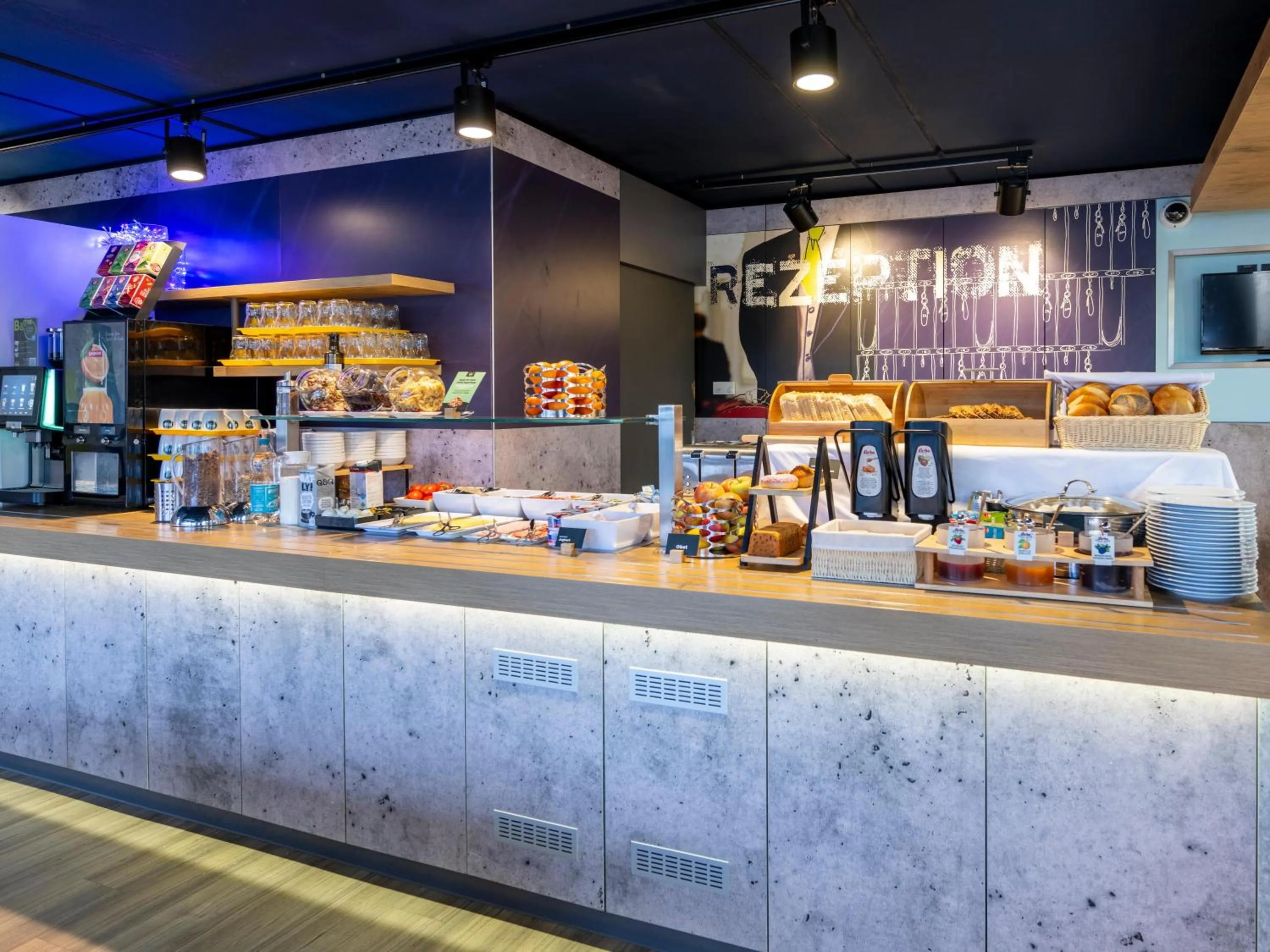 Restaurant/places to eat in ibis budget Düsseldorf Airport