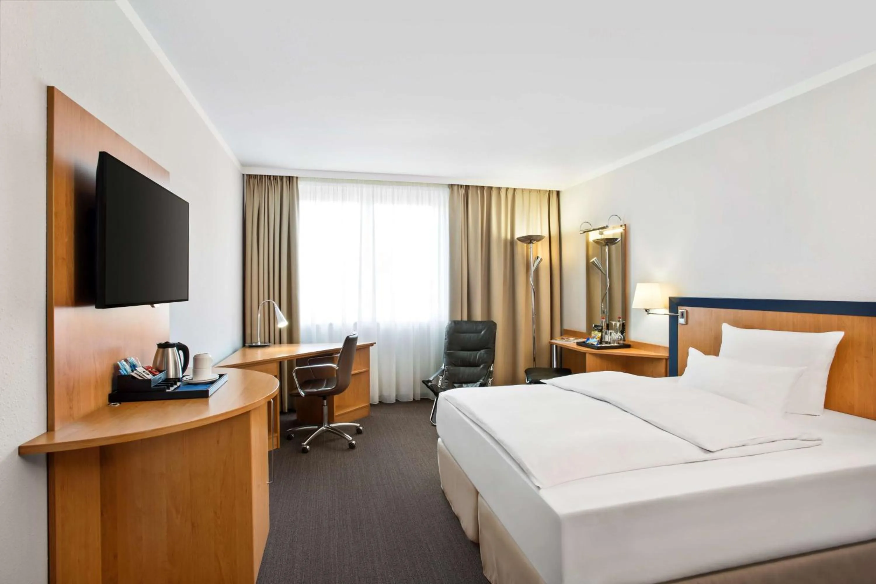 Photo of the whole room, Bed in NH Frankfurt Airport West