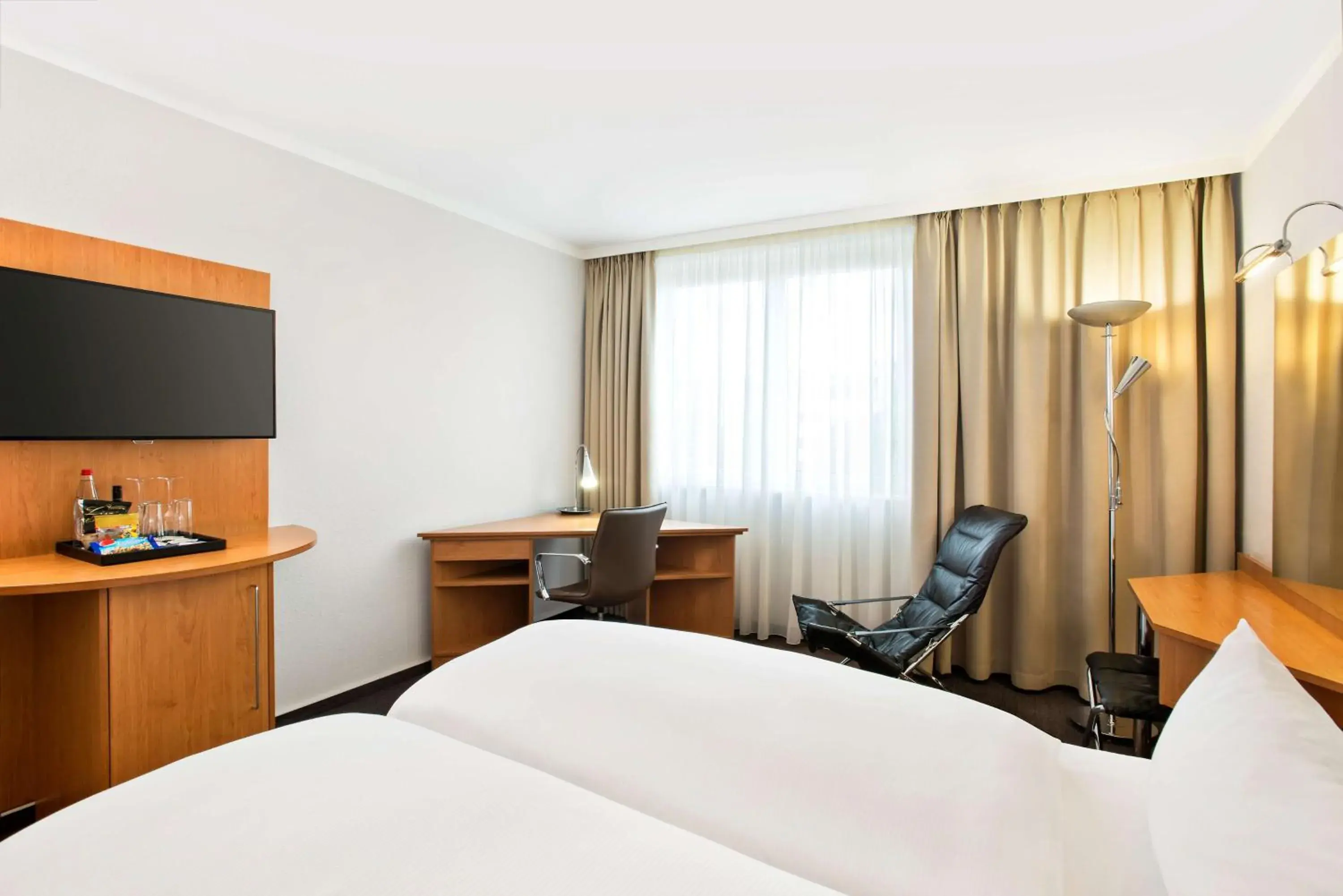 Photo of the whole room, Bed in NH Frankfurt Airport West Photo of the whole room, Bed in NH Frankfurt Airport West