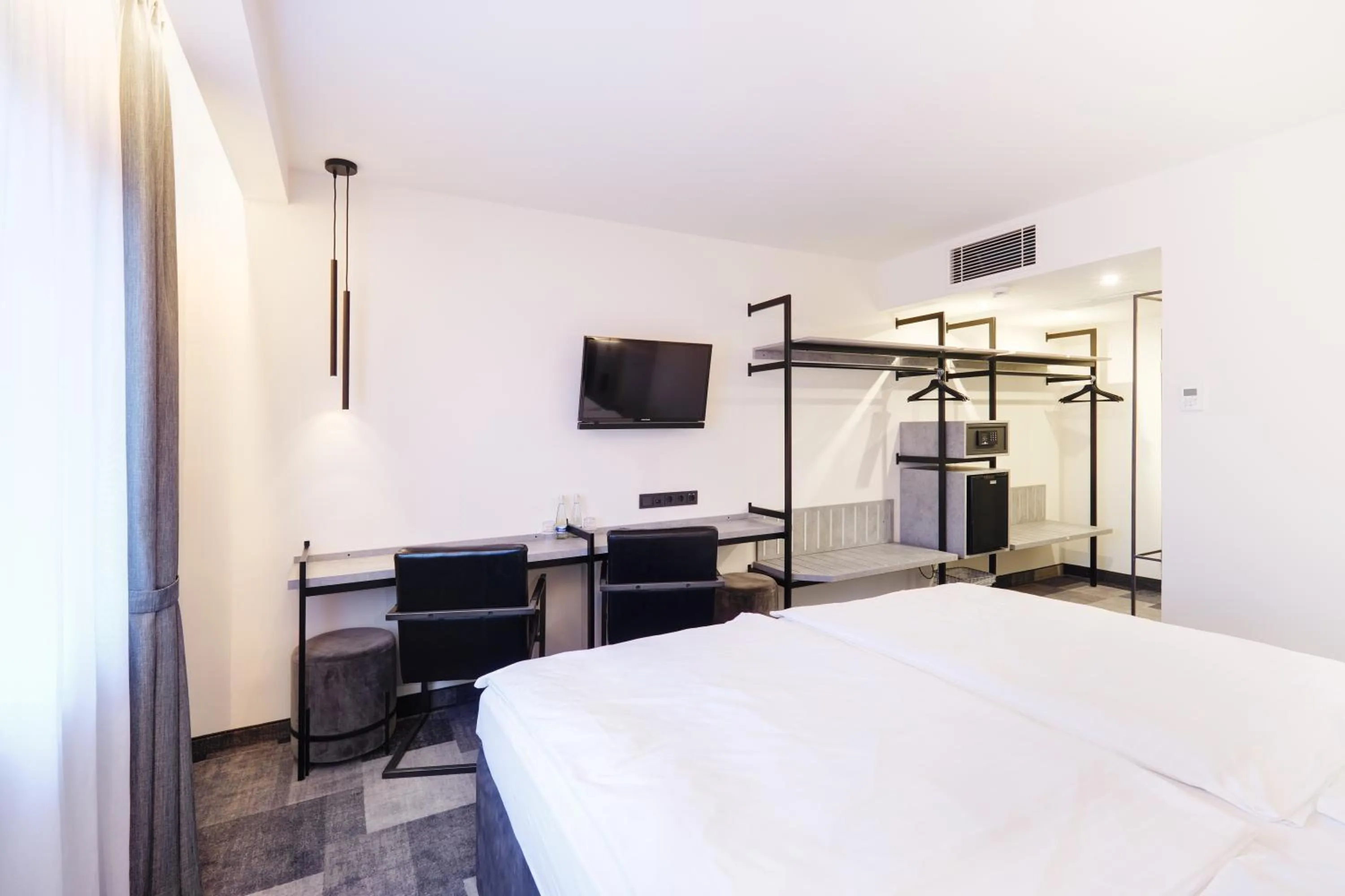 Photo of the whole room, Bed in Hotel Stadt Grevenbroich mit Klimaanlage