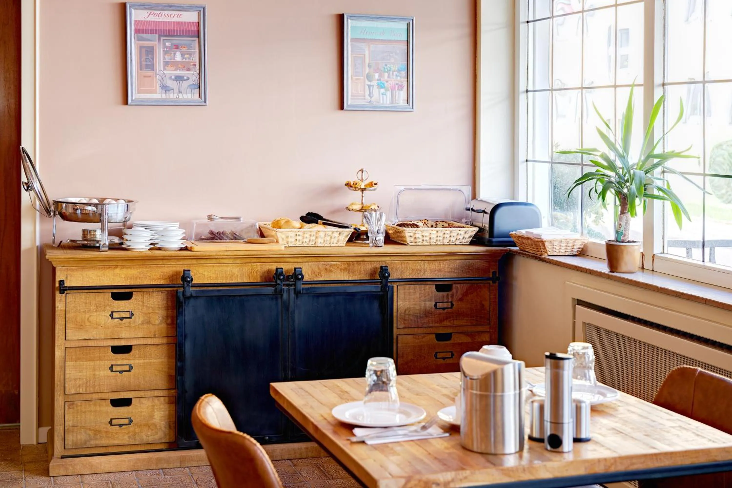 Continental breakfast in Hotel Stadt Grevenbroich mit Klimaanlage