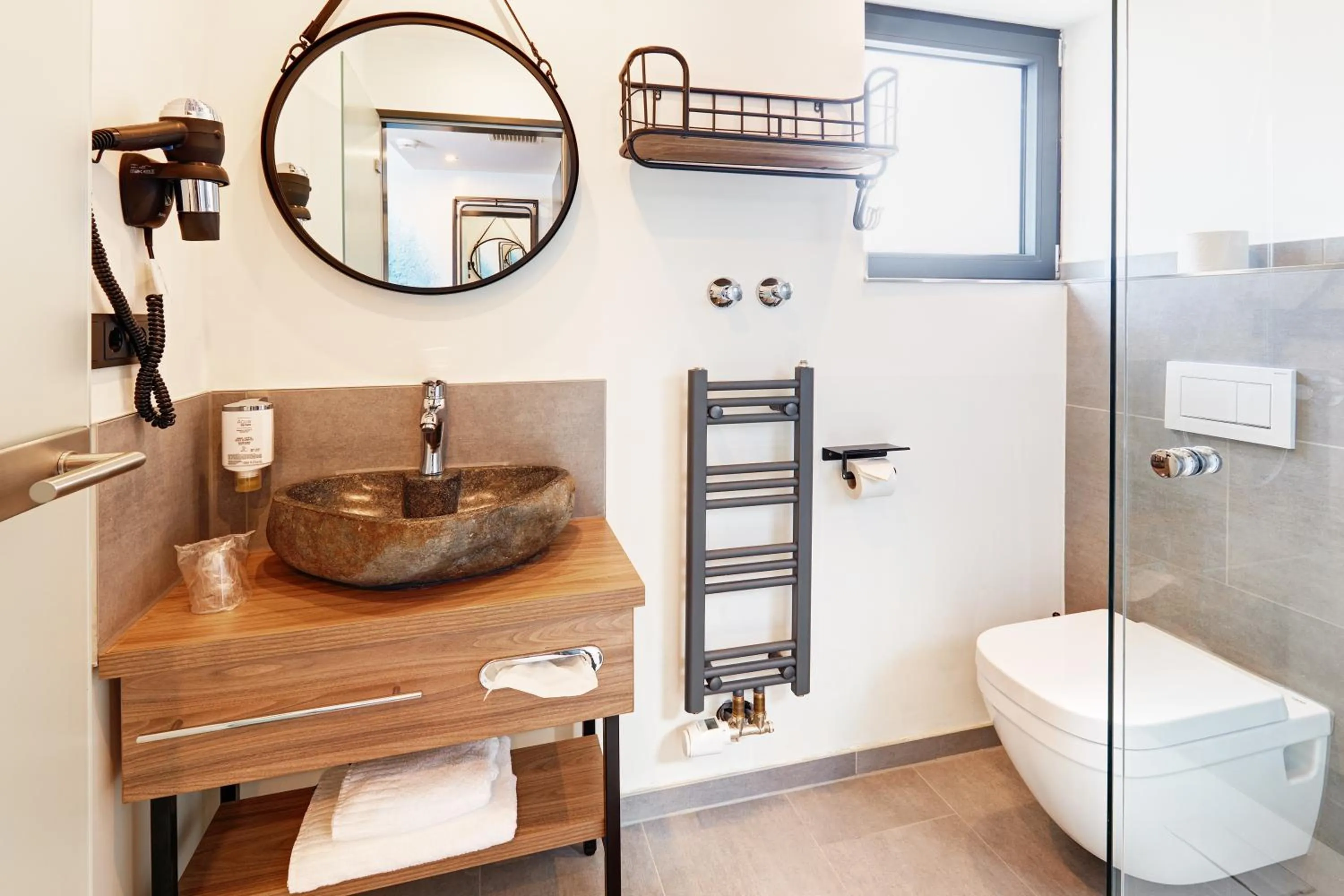 Bathroom in Hotel Stadt Grevenbroich mit Klimaanlage