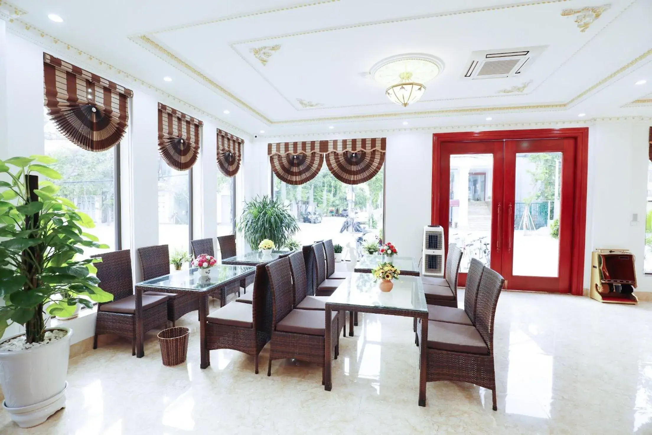Restaurant/places to eat in Diamond Hotel Restaurant/places to eat in Diamond Hotel