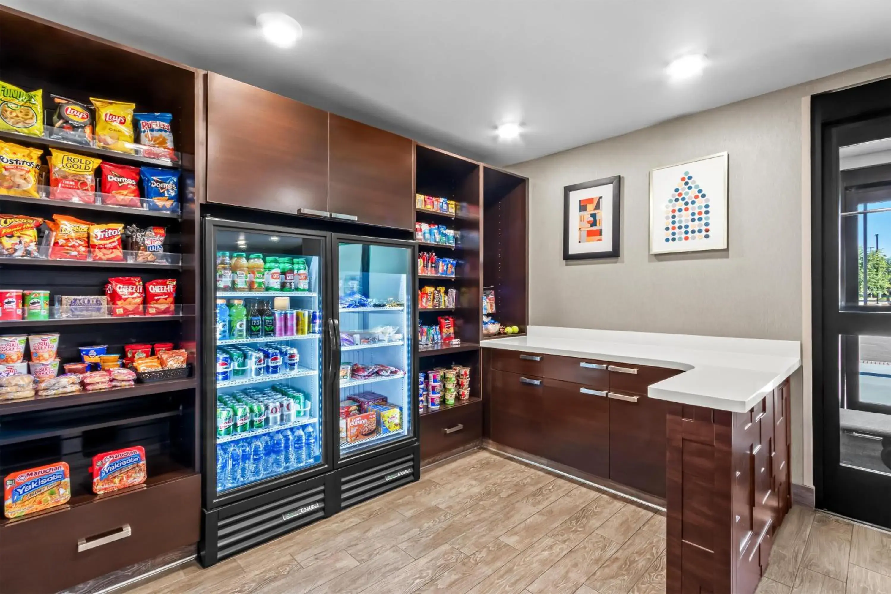 Food and drinks in Sonesta Simply Suites Avondale Food and drinks in Sonesta Simply Suites Avondale