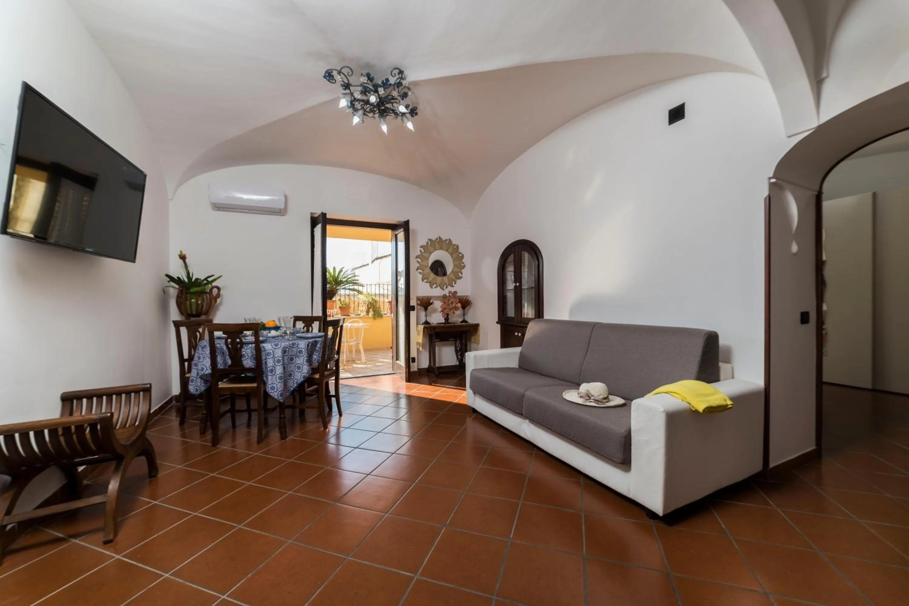 Living room, Bed in Estate4home - Namily house