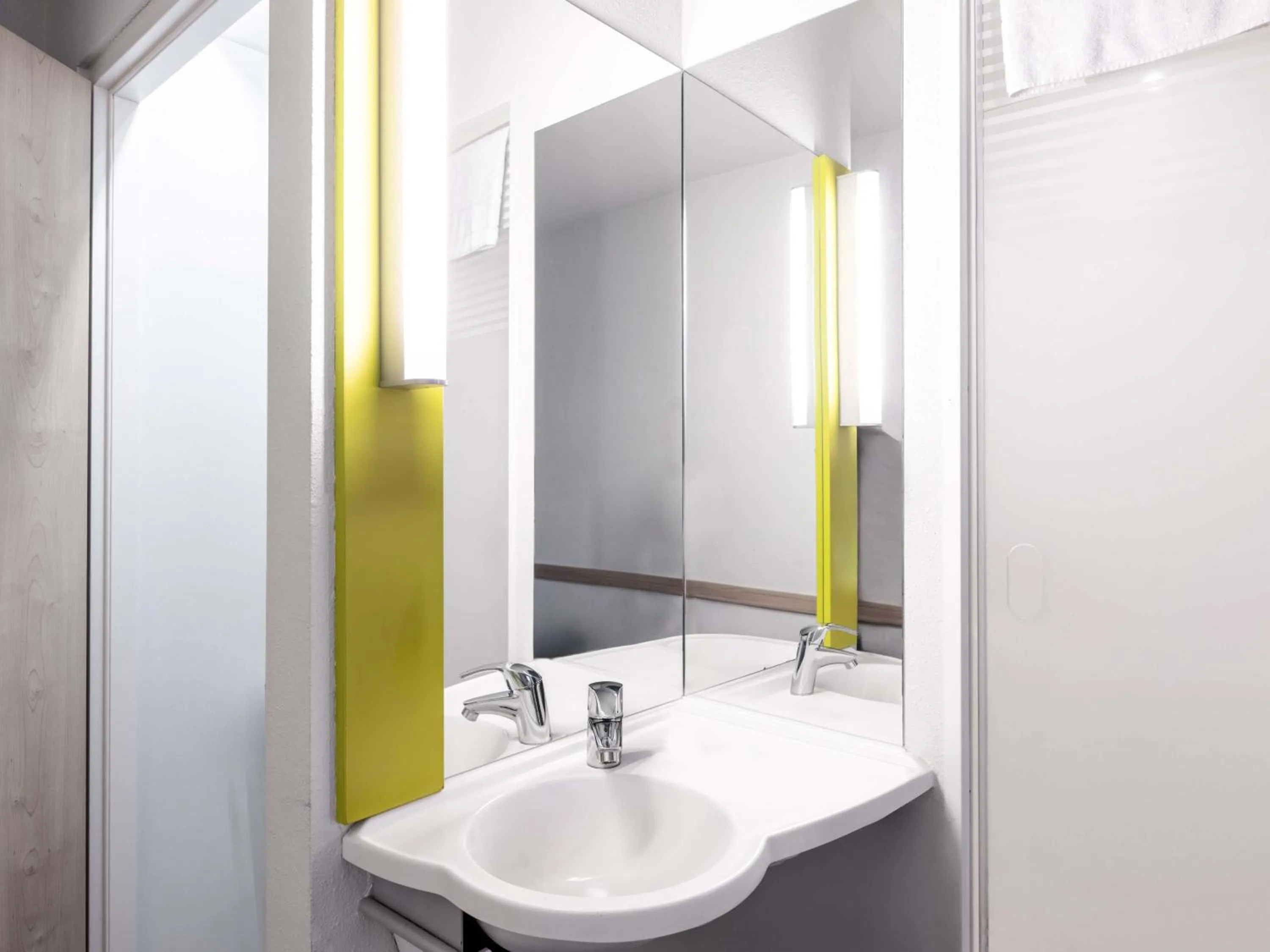 Bathroom in B&B HOTEL Wuppertal-Oberbarmen