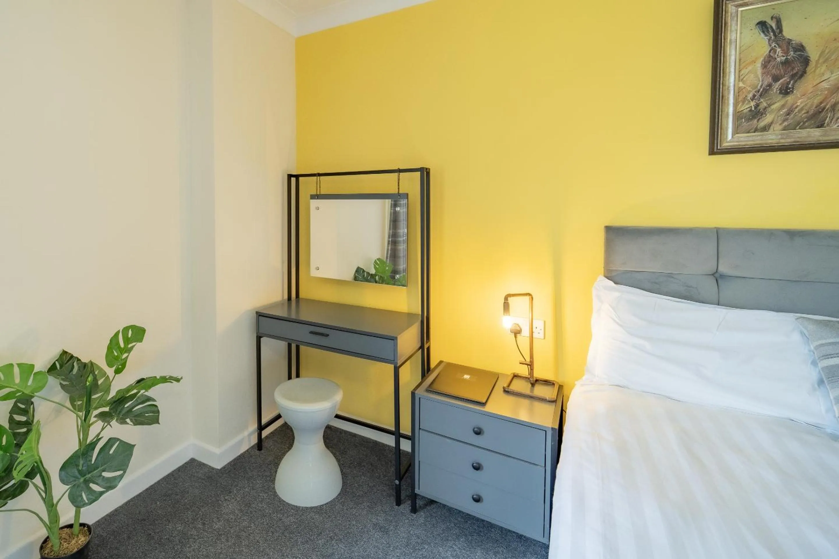 Bedroom in The Well Inn