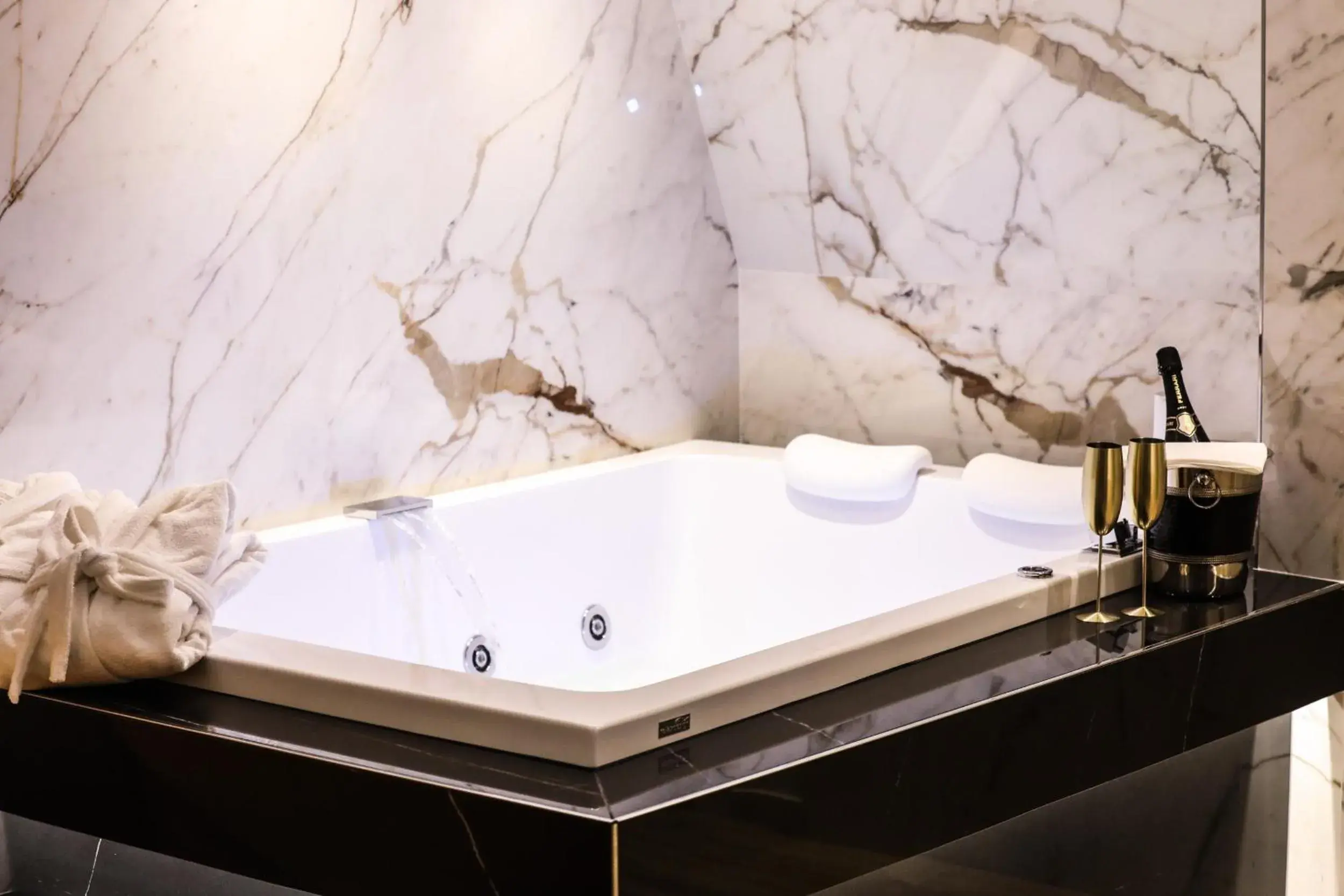 King Suite with Spa Bath in Municipio Luxury Suite King Suite with Spa Bath in Municipio Luxury Suite