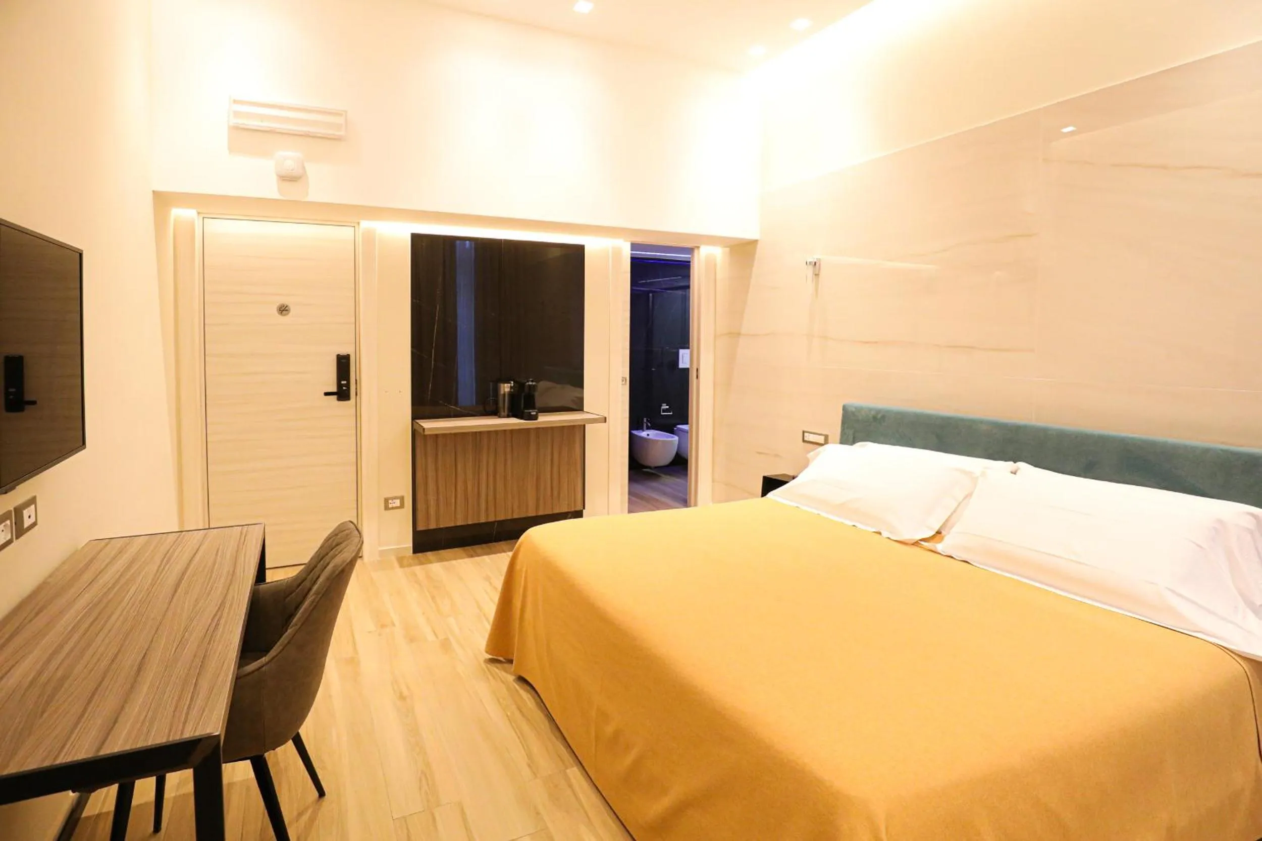 King Room with Balcony in Municipio Luxury Suite