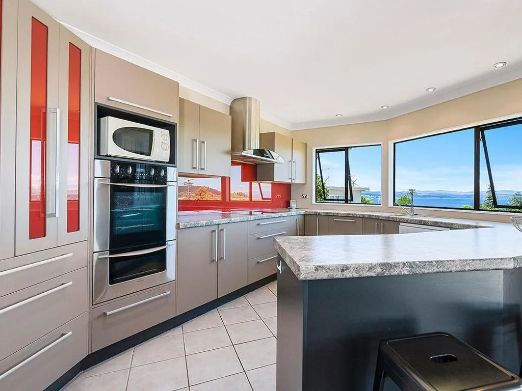 Acacia Bay Getaway - Lake Taupo Holiday Home