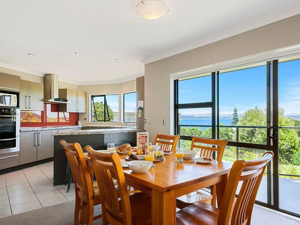 Acacia Bay Getaway - Lake Taupo Holiday Home