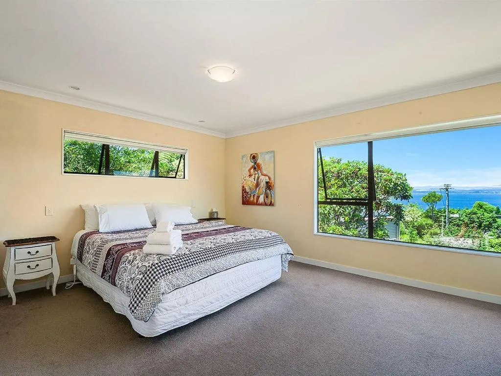 Bed in Acacia Bay Getaway - Lake Taupo Holiday Home