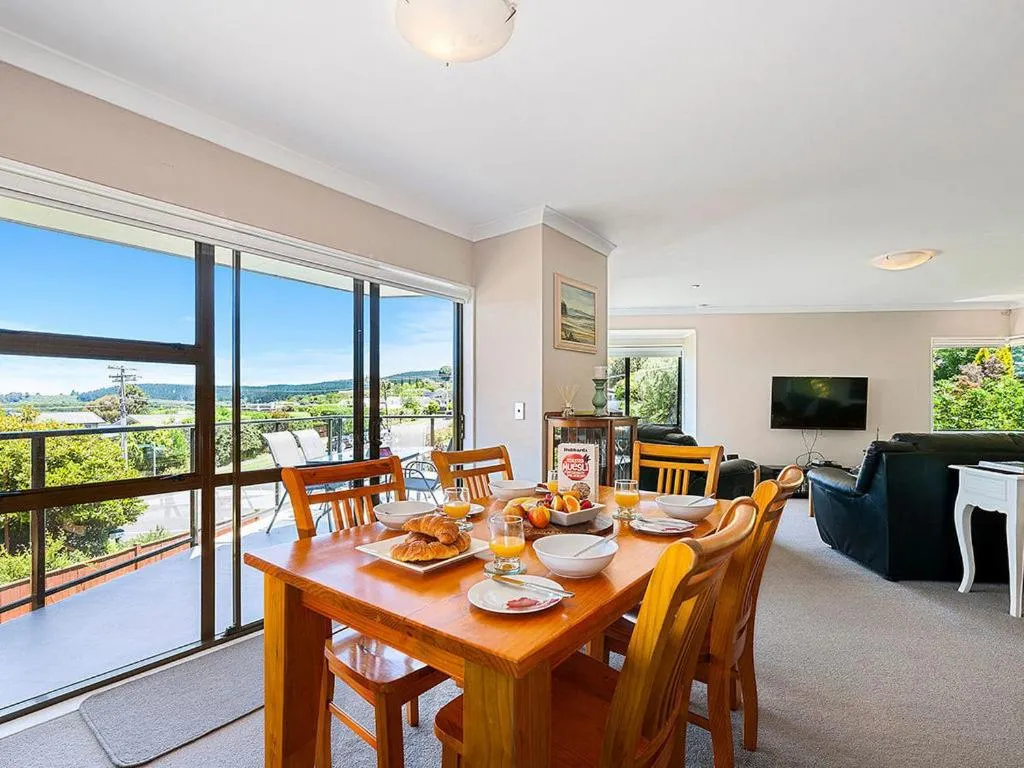Acacia Bay Getaway - Lake Taupo Holiday Home