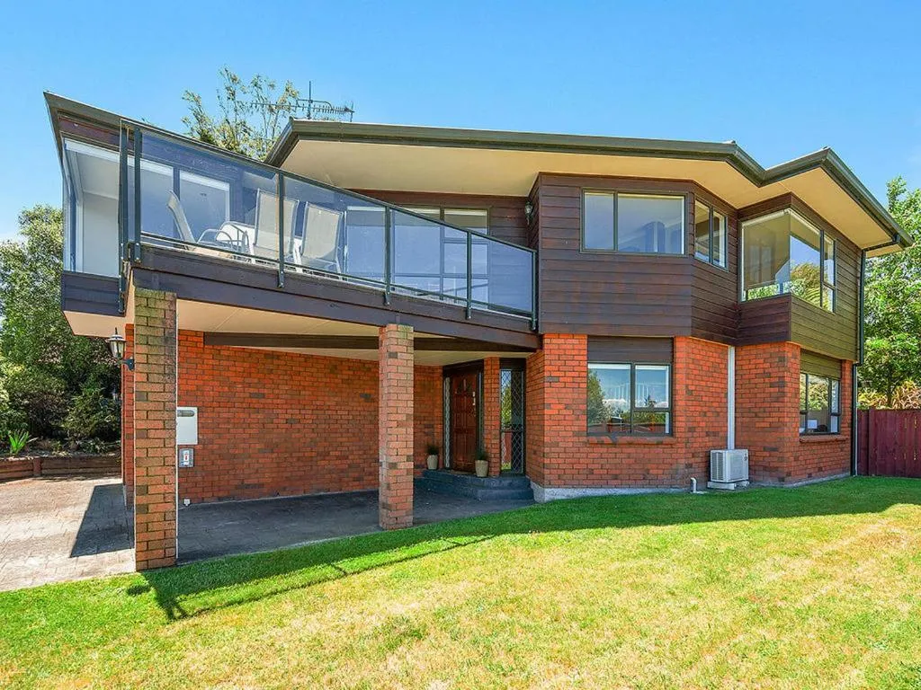 Acacia Bay Getaway - Lake Taupo Holiday Home