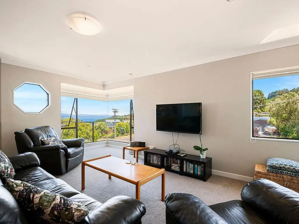 Acacia Bay Getaway - Lake Taupo Holiday Home
