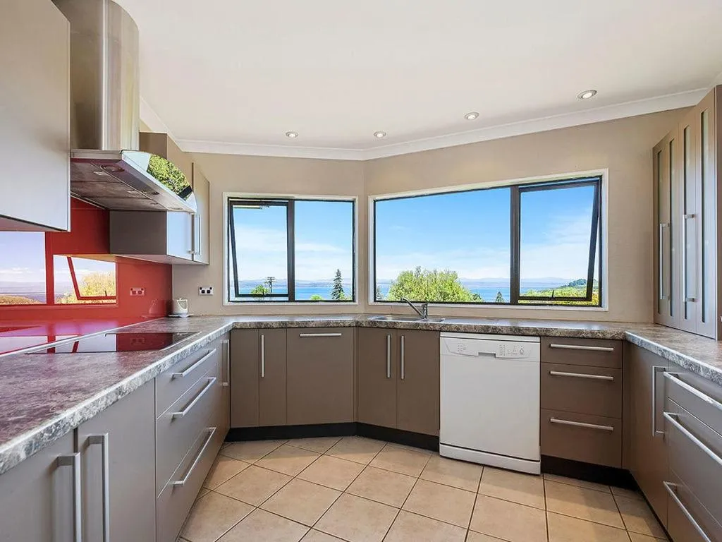 Acacia Bay Getaway - Lake Taupo Holiday Home